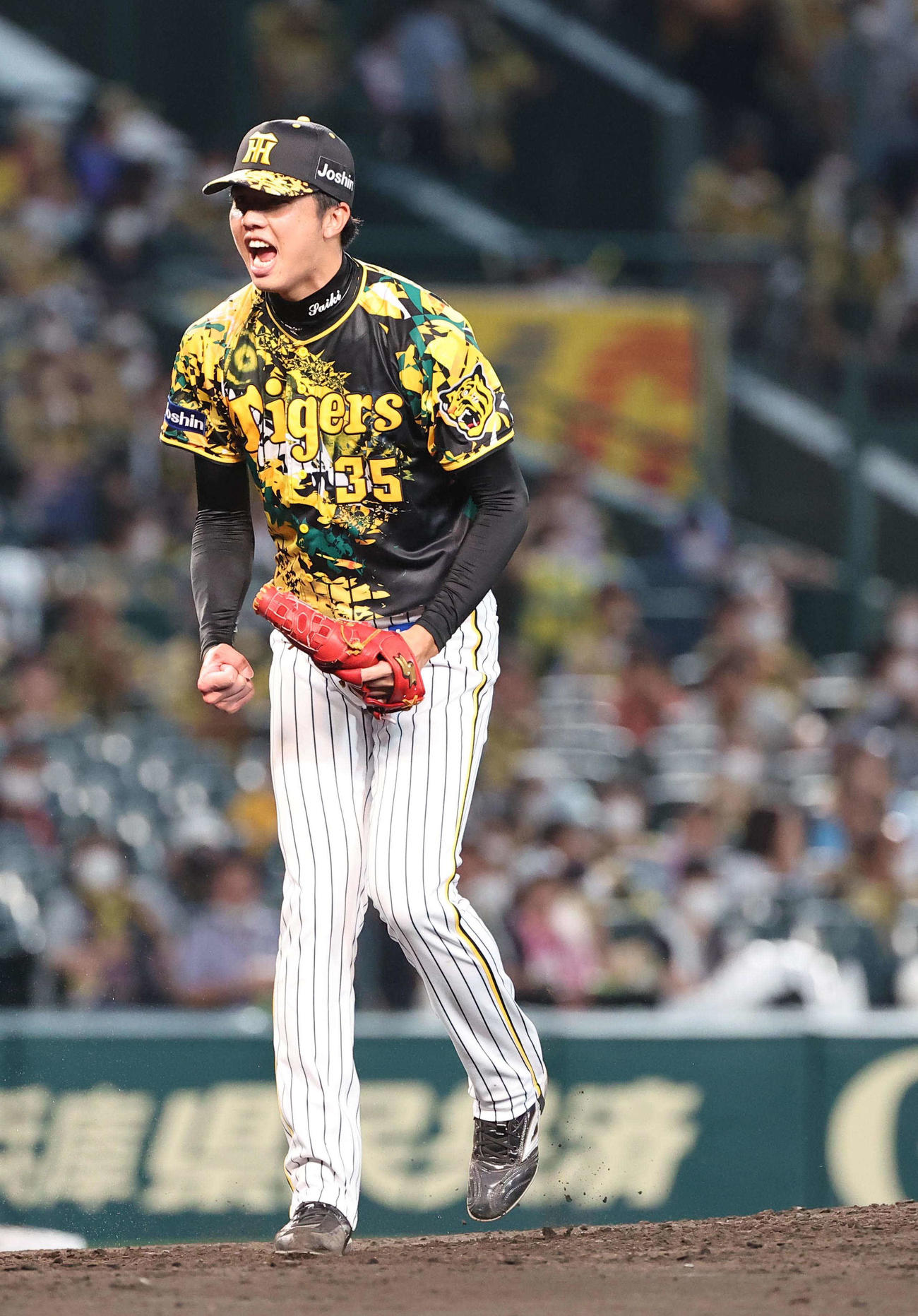 阪神対中日　4回表中日2死一、二塁、才木は土田から三振を奪いガッツポーズする（撮影・上田博志）