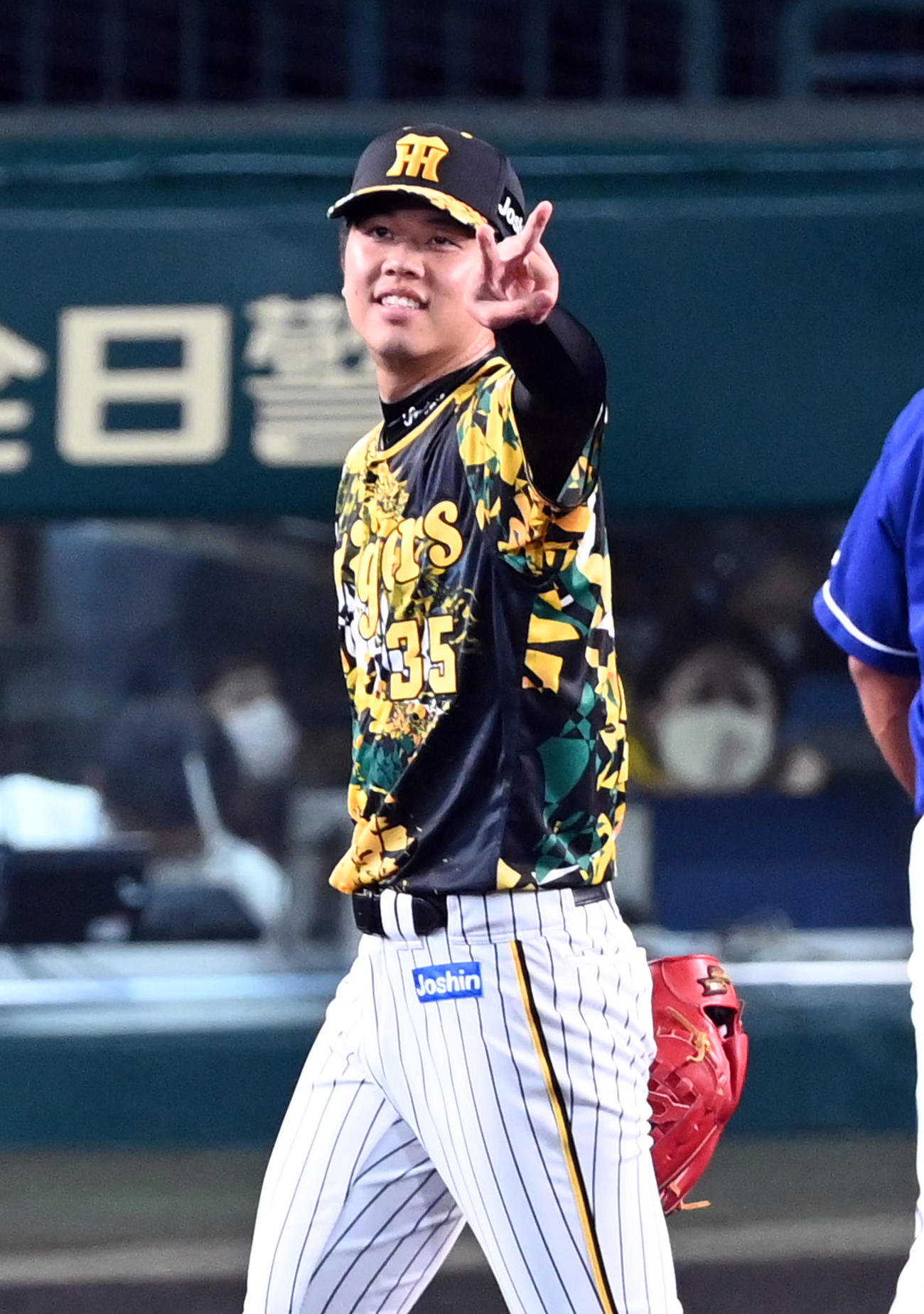 阪神対中日　6回、中野拓夢にVサインの才木（撮影・前岡正明）