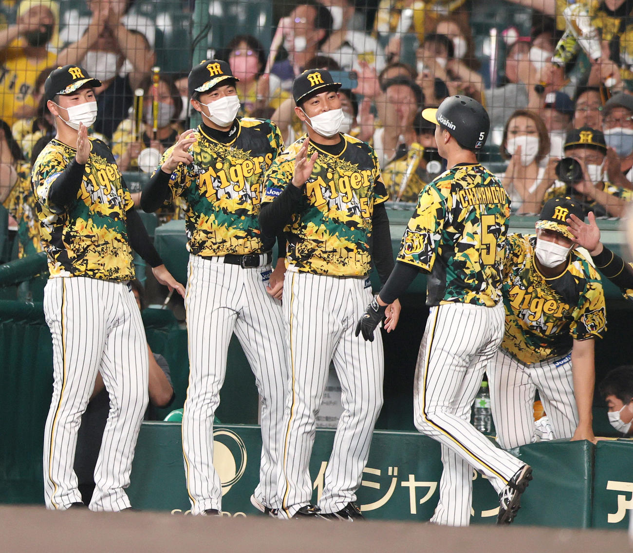 阪神対中日　9回裏阪神1死三塁、才木（左から2人目）らは同点生還の近本（手前）を出迎える（撮影・上山淳一）