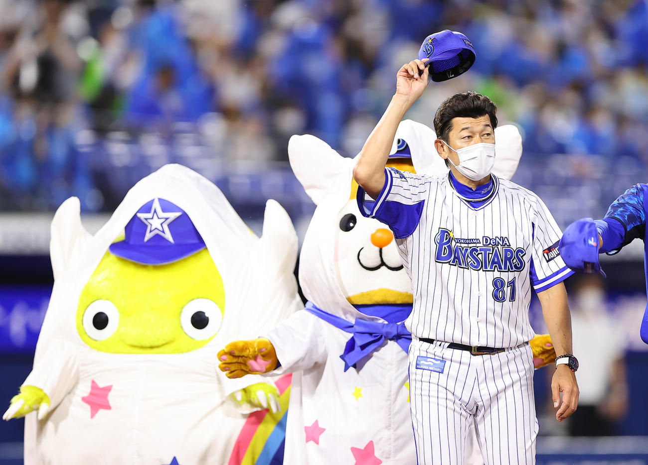 DeNA対ヤクルト　サヨナラ勝ちしスタンドに応えるDeNA三浦監督（右）（撮影・垰建太）