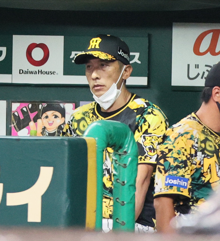 阪神対中日　11回表中日2死、矢野監督は平田に左越え本塁打を被弾し落胆する（撮影・上山淳一）