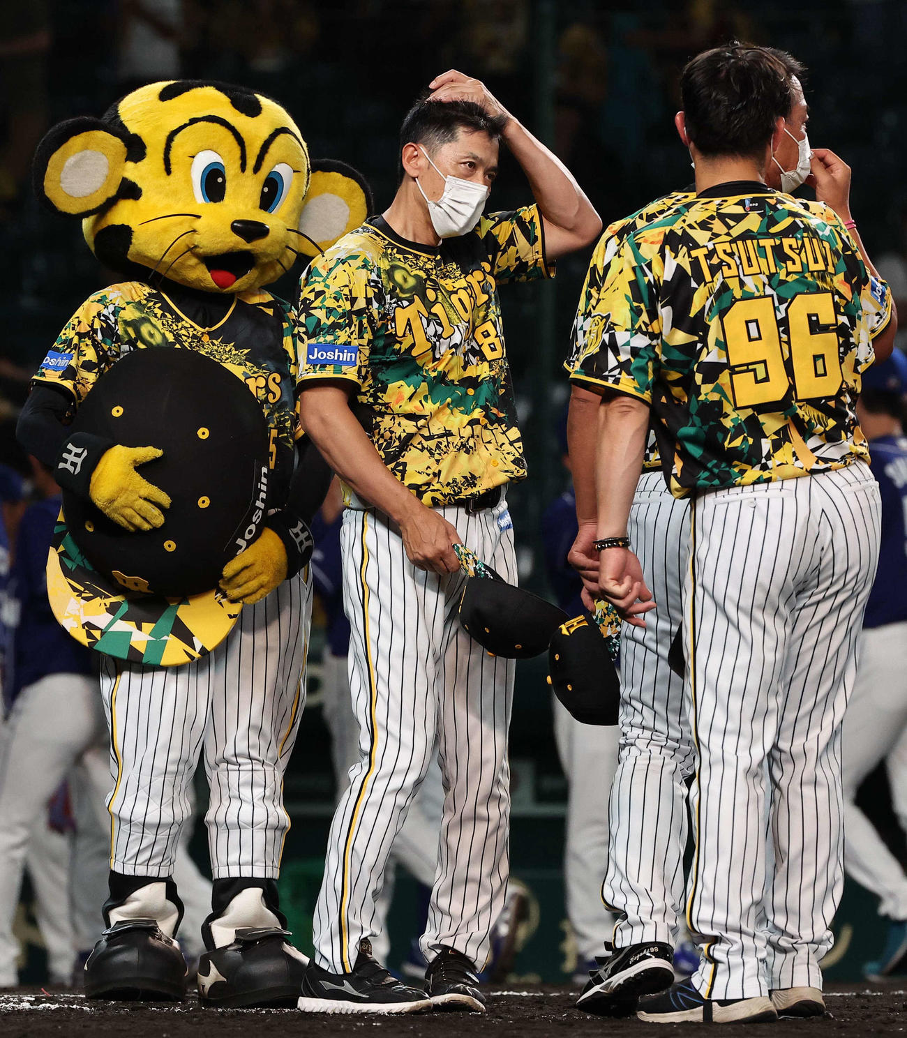阪神対中日　中日に敗れた矢野監督（中央）は厳しい表情を見せながらファンにあいさつをする（撮影・上田博志）