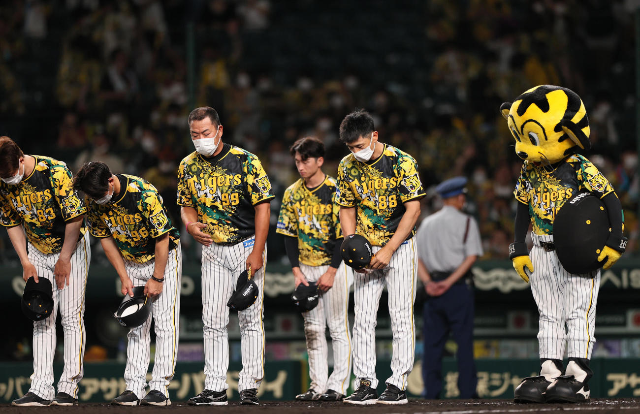 阪神対中日　グラウンドに整列しファンにあいさつする矢野監督（右）ら（撮影・上山淳一）
