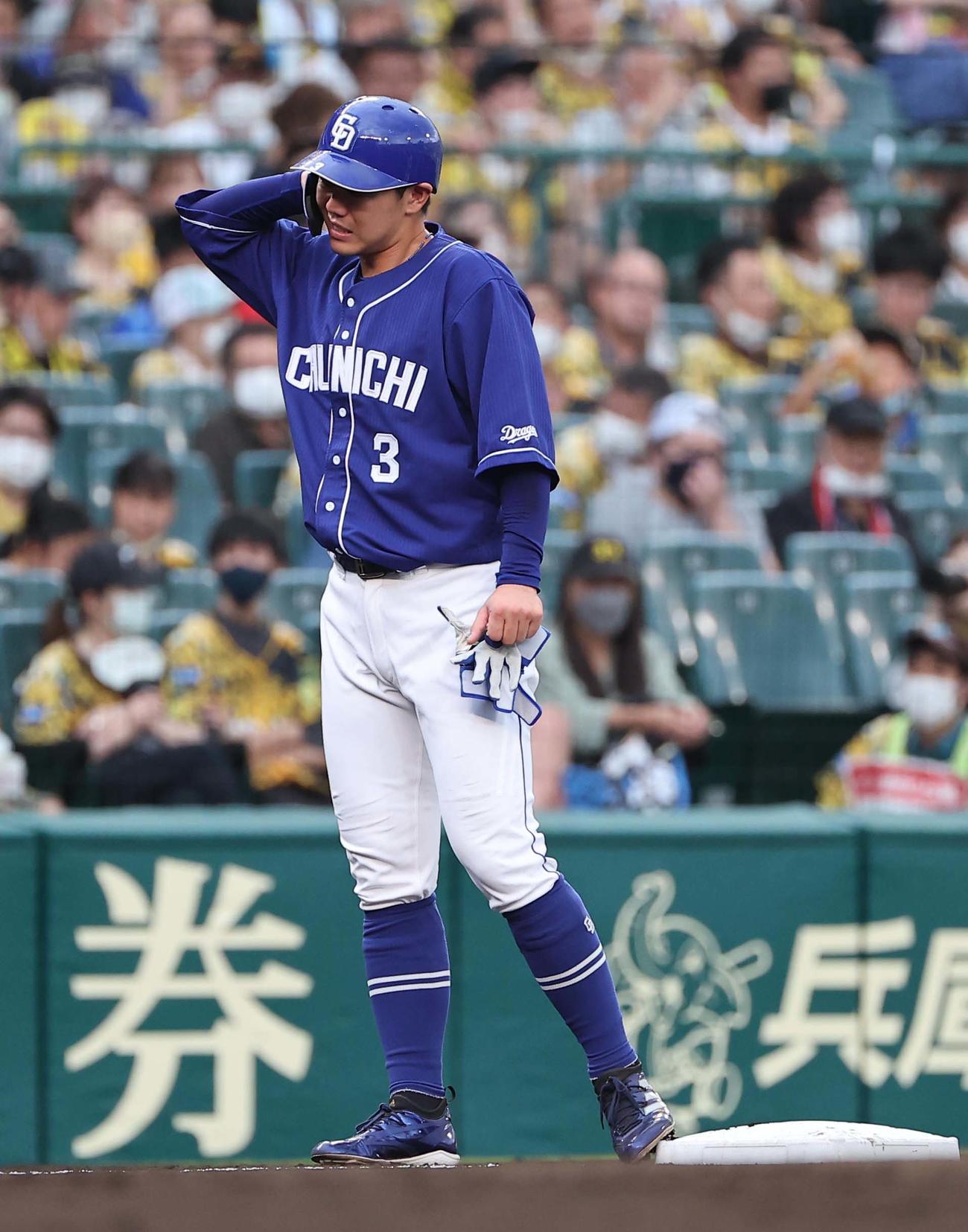 阪神対中日　2回表中日1死一塁、三塁に到達した高橋周は痛そうな表情を見せる（撮影・上田博志）