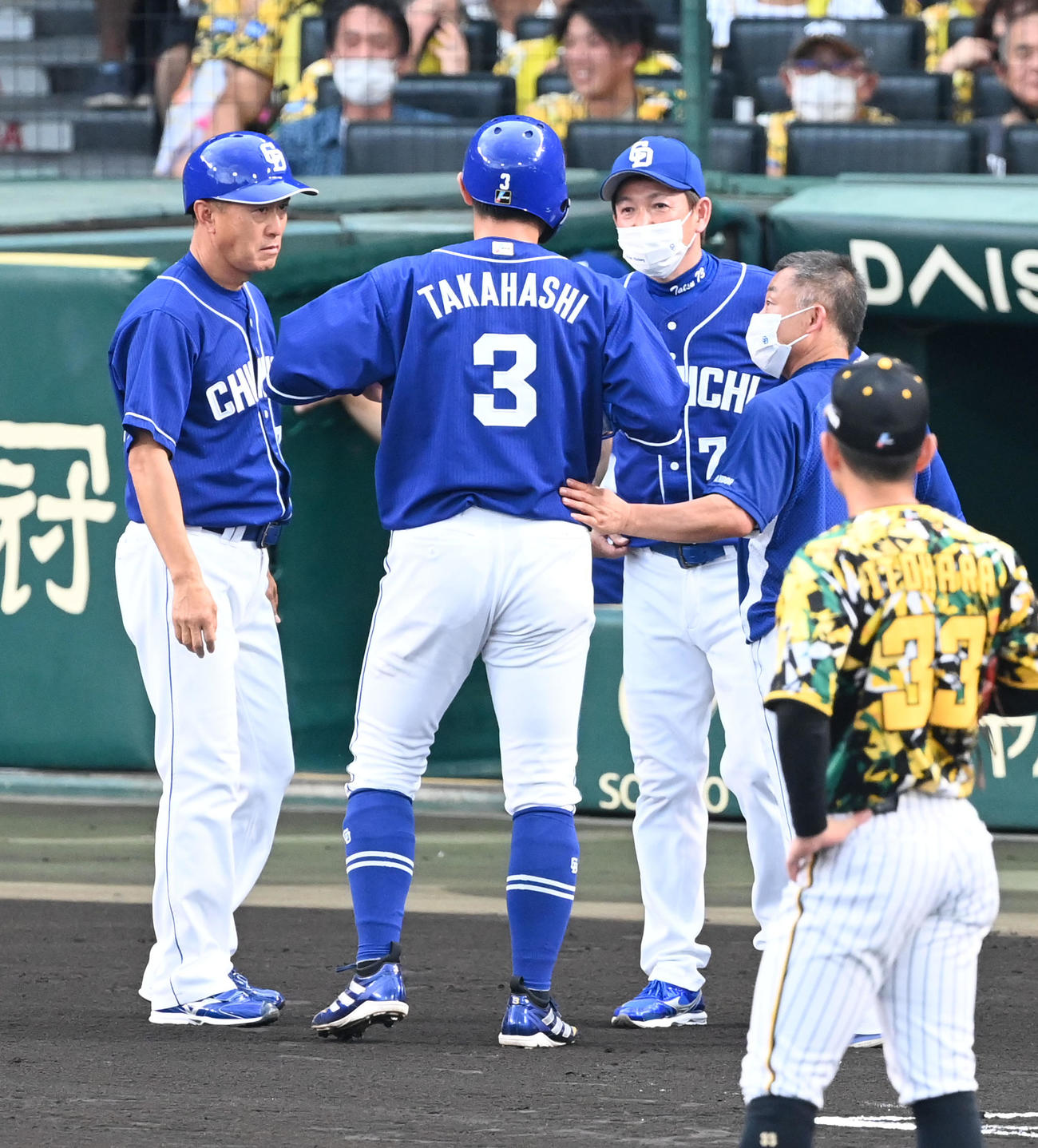 阪神対中日　2回表中日1死一塁、左二塁打を放った高橋周（中央）と話す立浪監督（右）と大西コーチ（撮影・前岡正明）