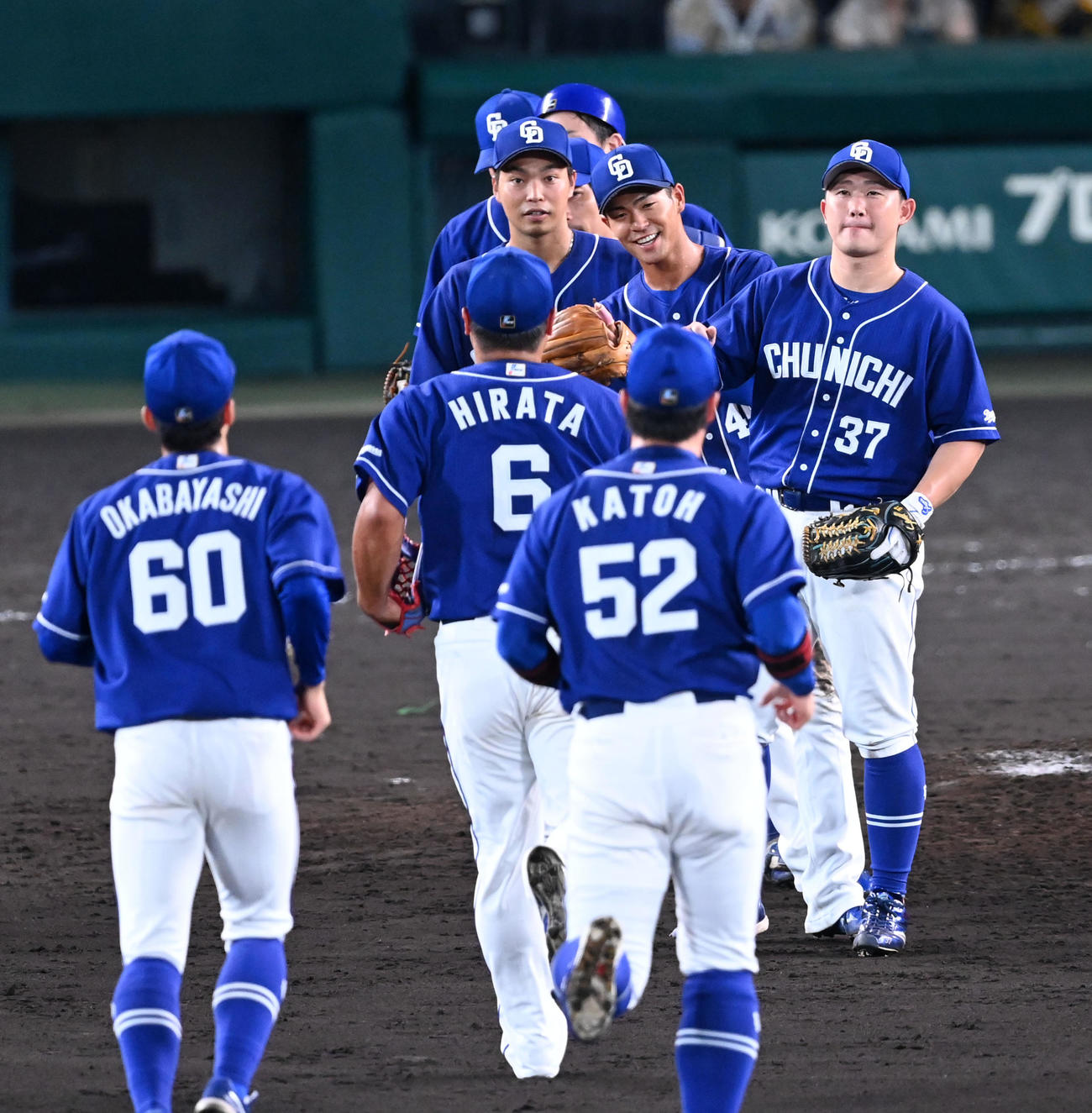 阪神対中日　阪神に勝利、喜ぶ中日ナイン（撮影・前岡正明）