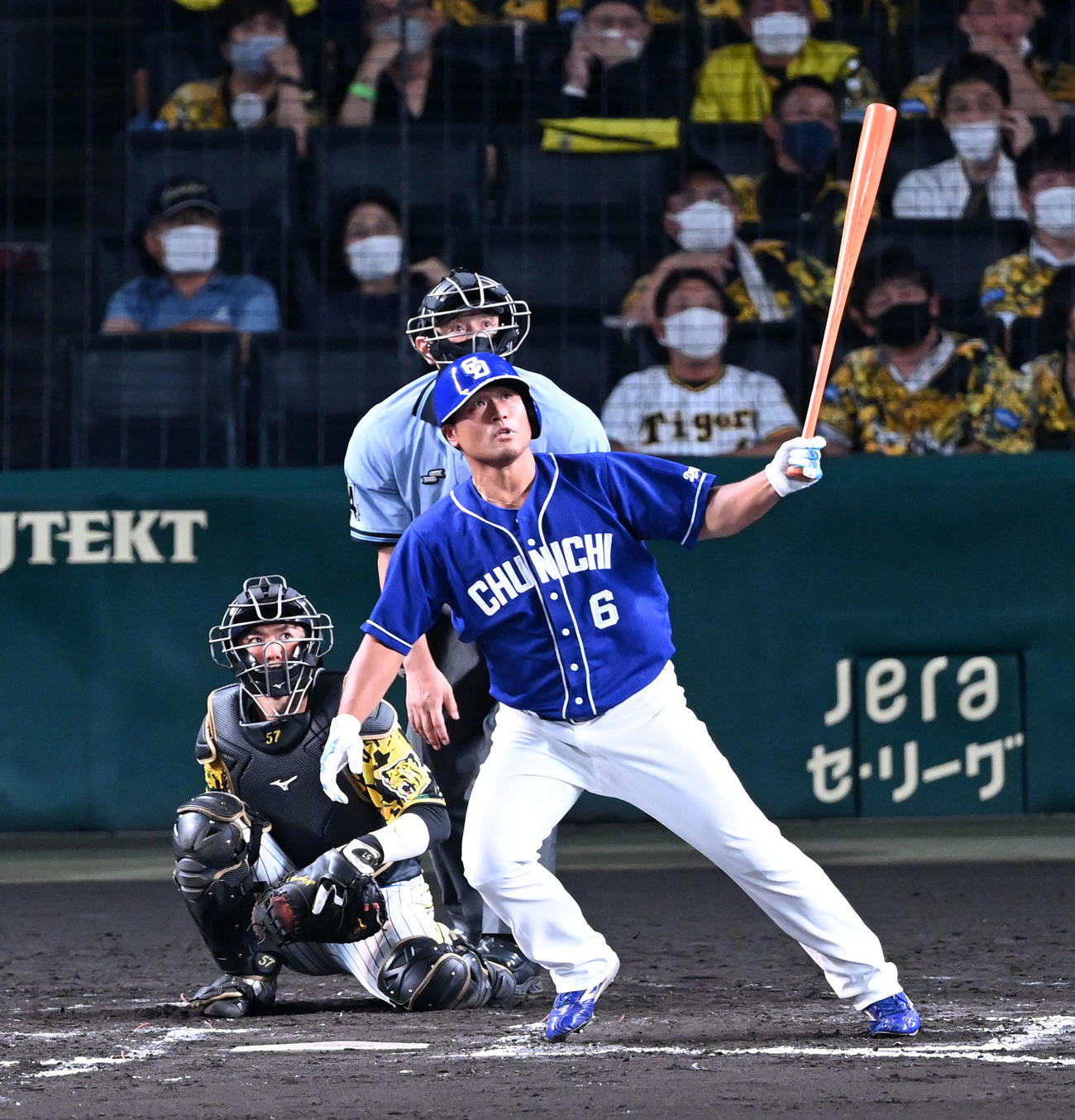 阪神対中日　11回表中日2死、左越え本塁打を放つ平田（撮影・前岡正明）