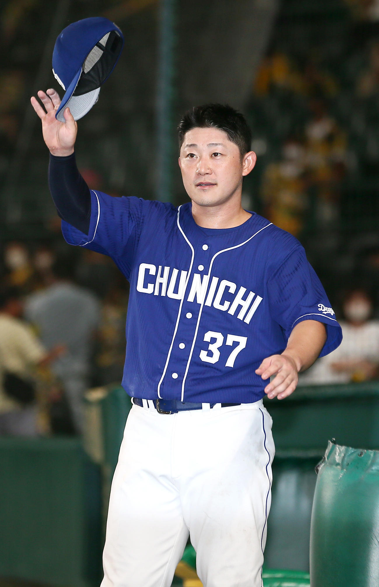 阪神対中日　ファンの歓声に手を振って応える中日三ツ俣（撮影・上山淳一）