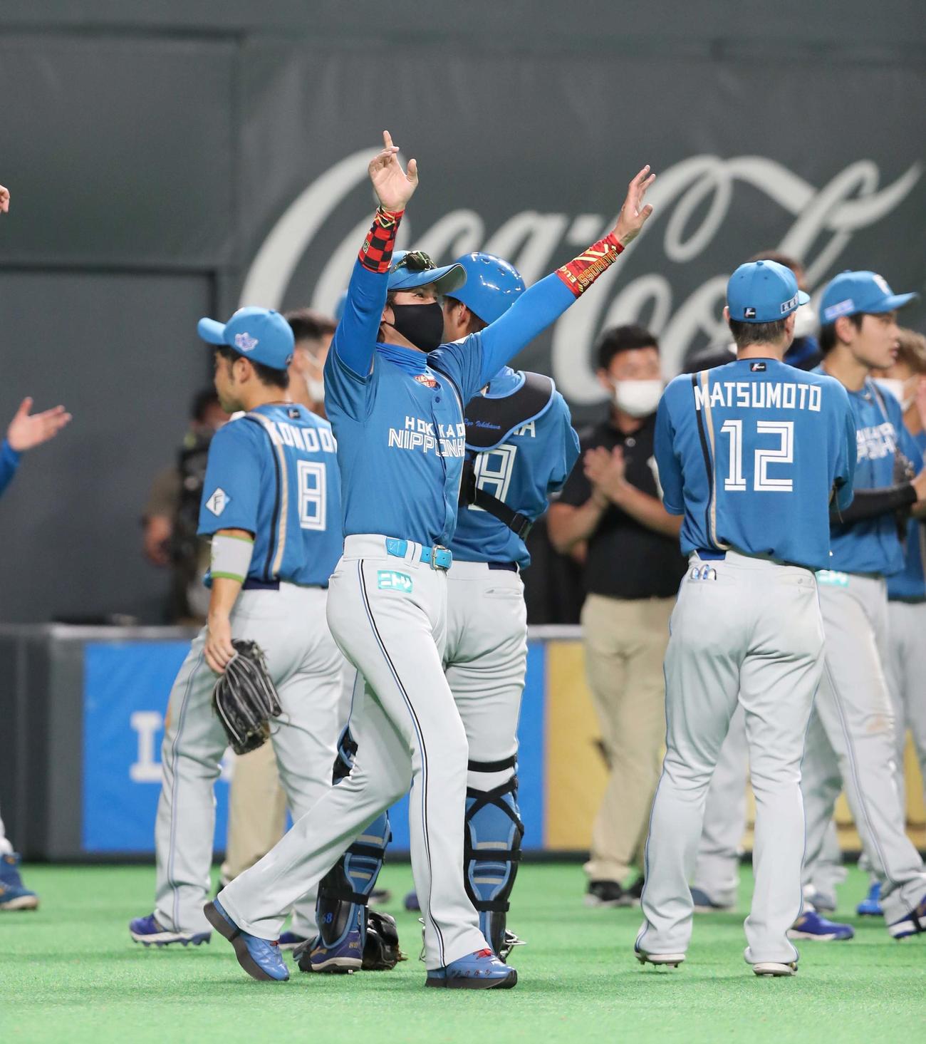 日本ハム対西武　7連勝しスタンドに向かってポーズをとる新庄監督（撮影・黒川智章）