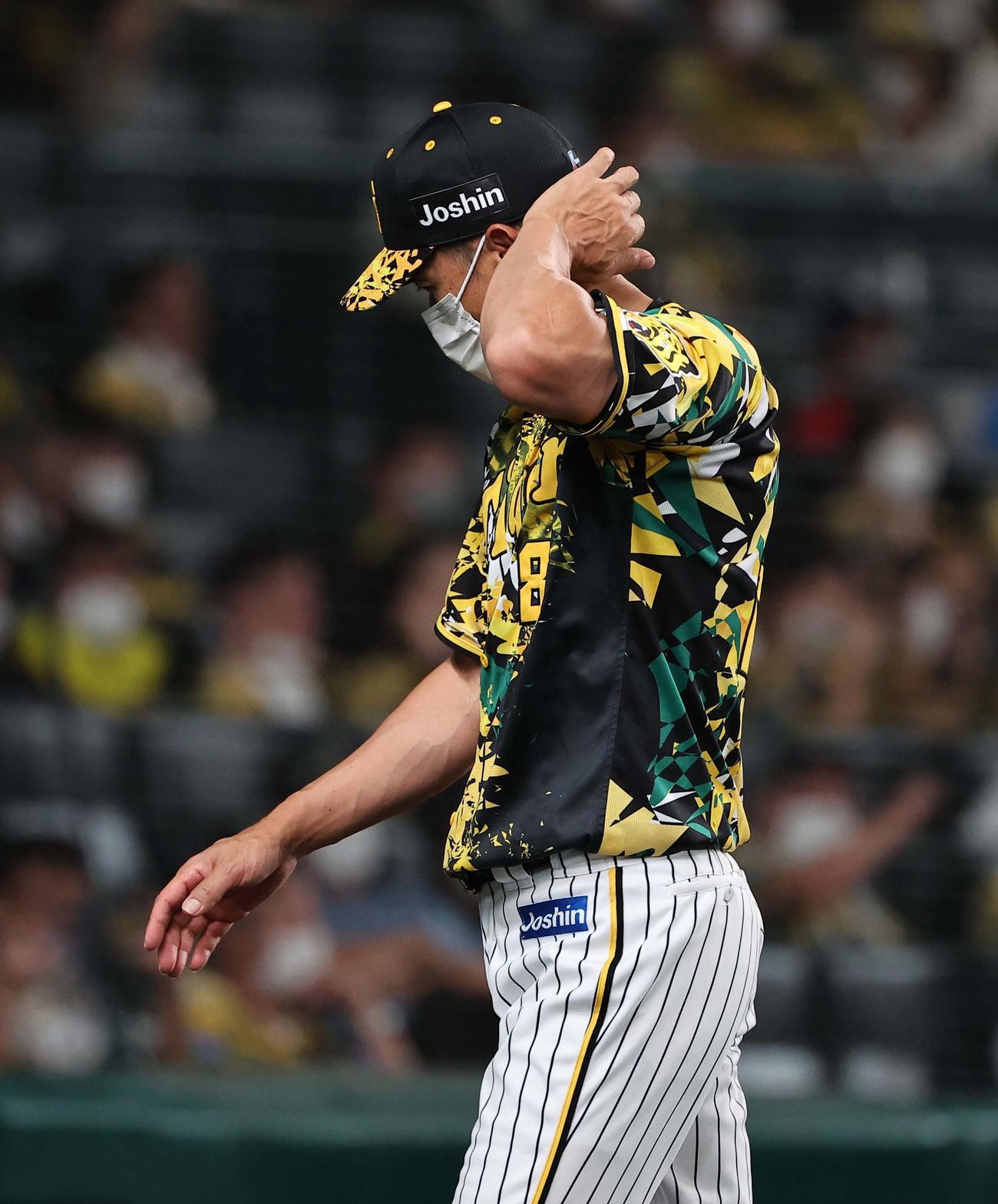 阪神対中日　選手交代を告げベンチに引き揚げる矢野監督（撮影・上田博志）