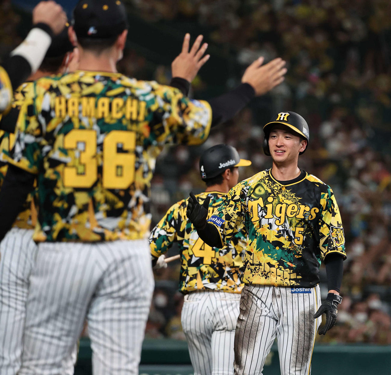 阪神対中日　9回裏阪神1死三塁、遊撃野選で生還する近本（撮影・上田博志）