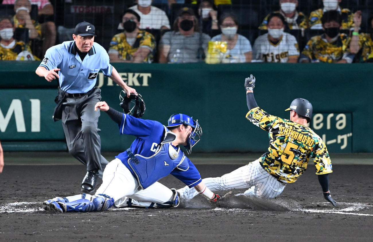 阪神対中日　9回裏阪神1死三塁、糸原の遊撃野選で生還する近本。捕手木下（撮影・前岡正明）
