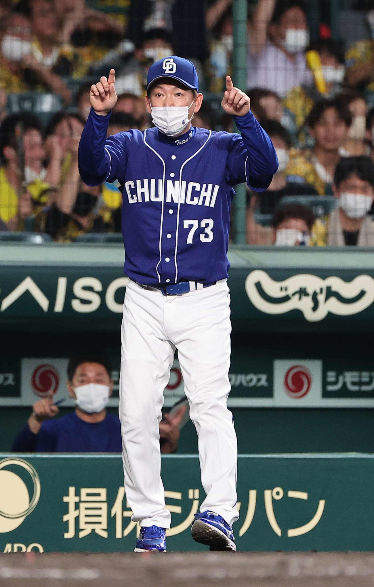 阪神対中日　9回裏阪神1死三塁、近本の本塁セーフの判定にリプレー検証を要求する立浪監督（撮影・上田博志）