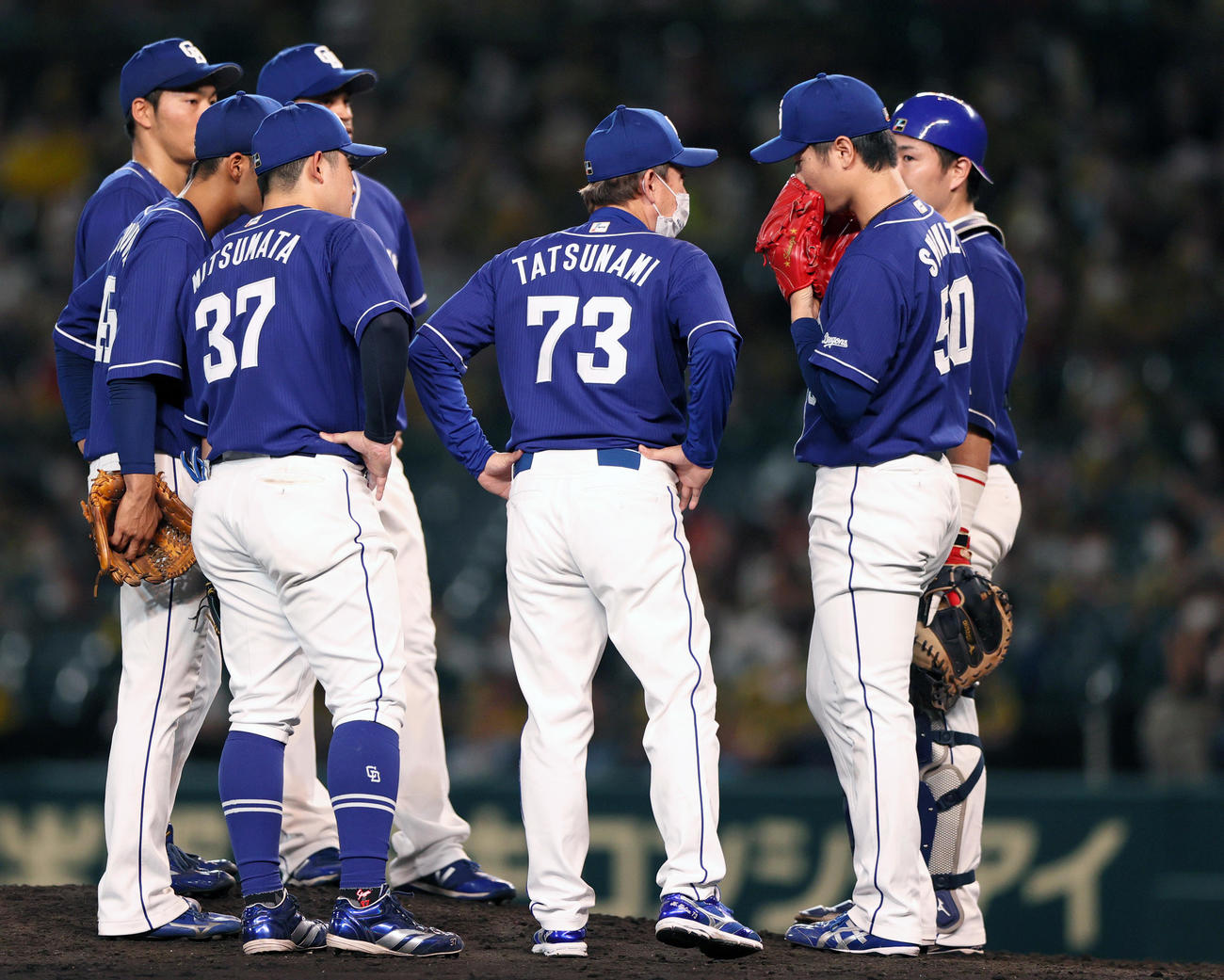 阪神対中日　8回裏阪神1死二塁、中日立浪監督（右から3人目）はマウンドへ向かい清水を励ます（撮影・上山淳一）