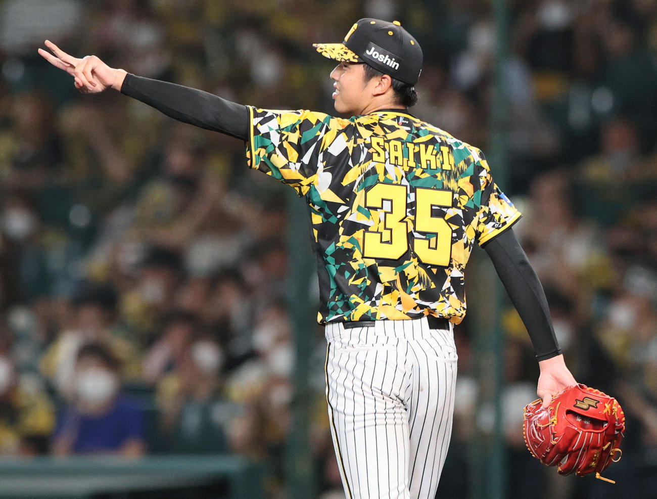 阪神対中日　6回表中日2死一、二塁、才木は代打平田を遊直に仕留め遊撃手中野に感謝する（撮影・上山淳一）