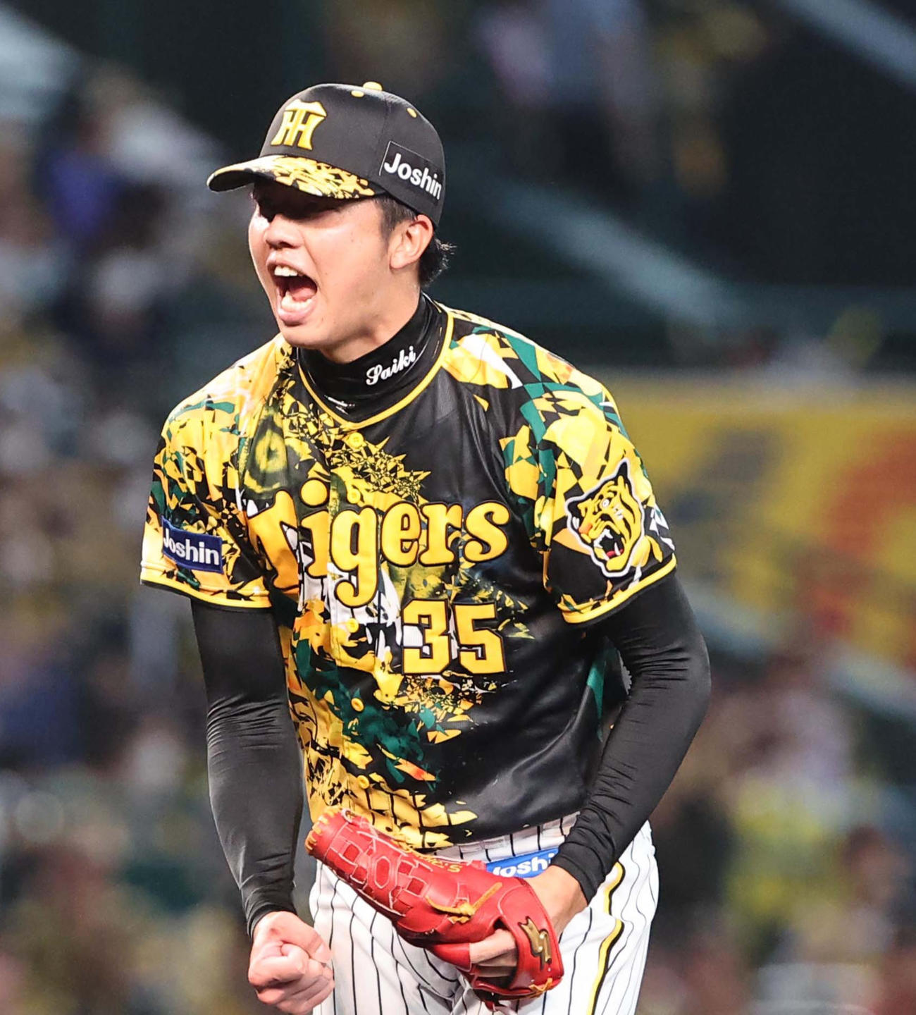 4回表中日2死一、二塁、才木は土田から三振を奪いガッツポーズ（撮影・上田博志）
