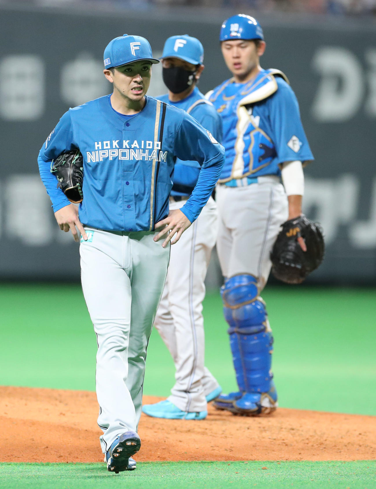 日本ハム対西武　8回途中で降板する日本ハム上沢（2022年7月16日）
