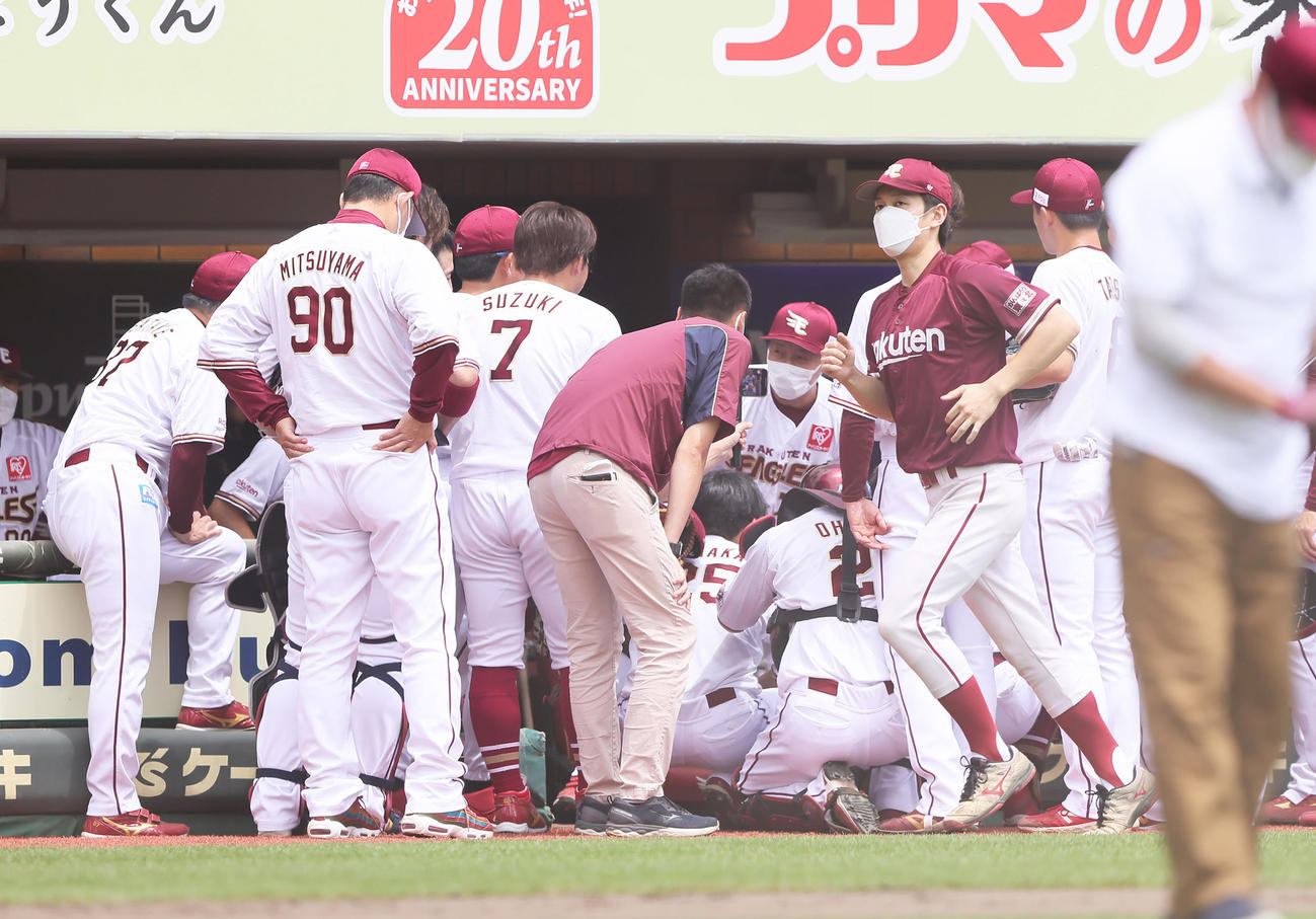 試合前、円陣の中央で声を出す楽天渡辺コーチ（撮影・足立雅史）