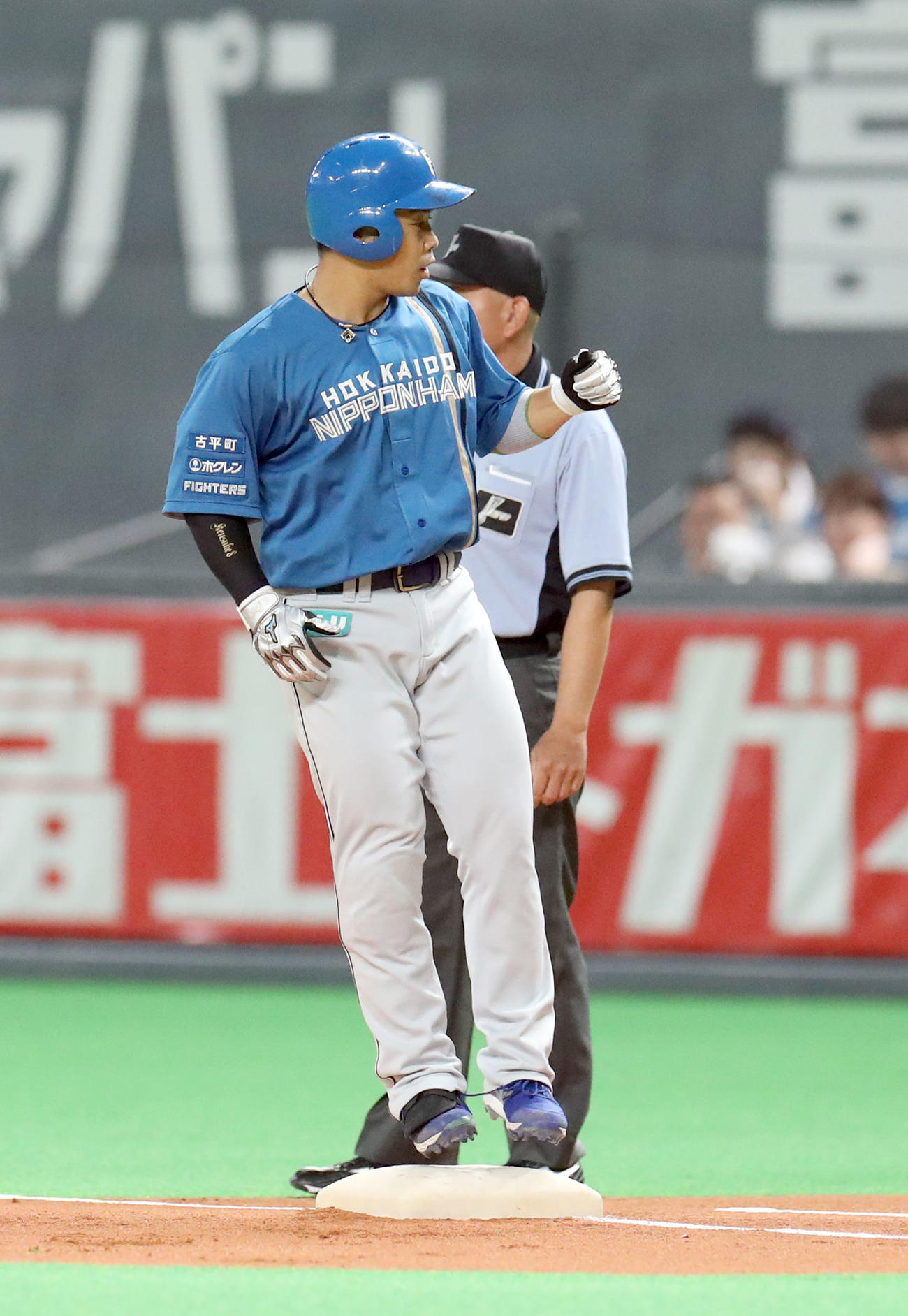 日本ハム対西武　1回裏日本ハム1死二塁、近藤は先制となる中前適時打を放ちガッツポーズをする（撮影・佐藤翔太）