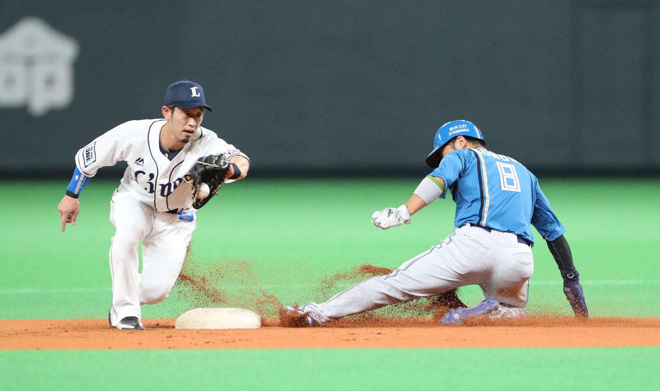 日本ハム対西武　1回裏日本ハム1死一塁、近藤は盗塁を決める（撮影・佐藤翔太）