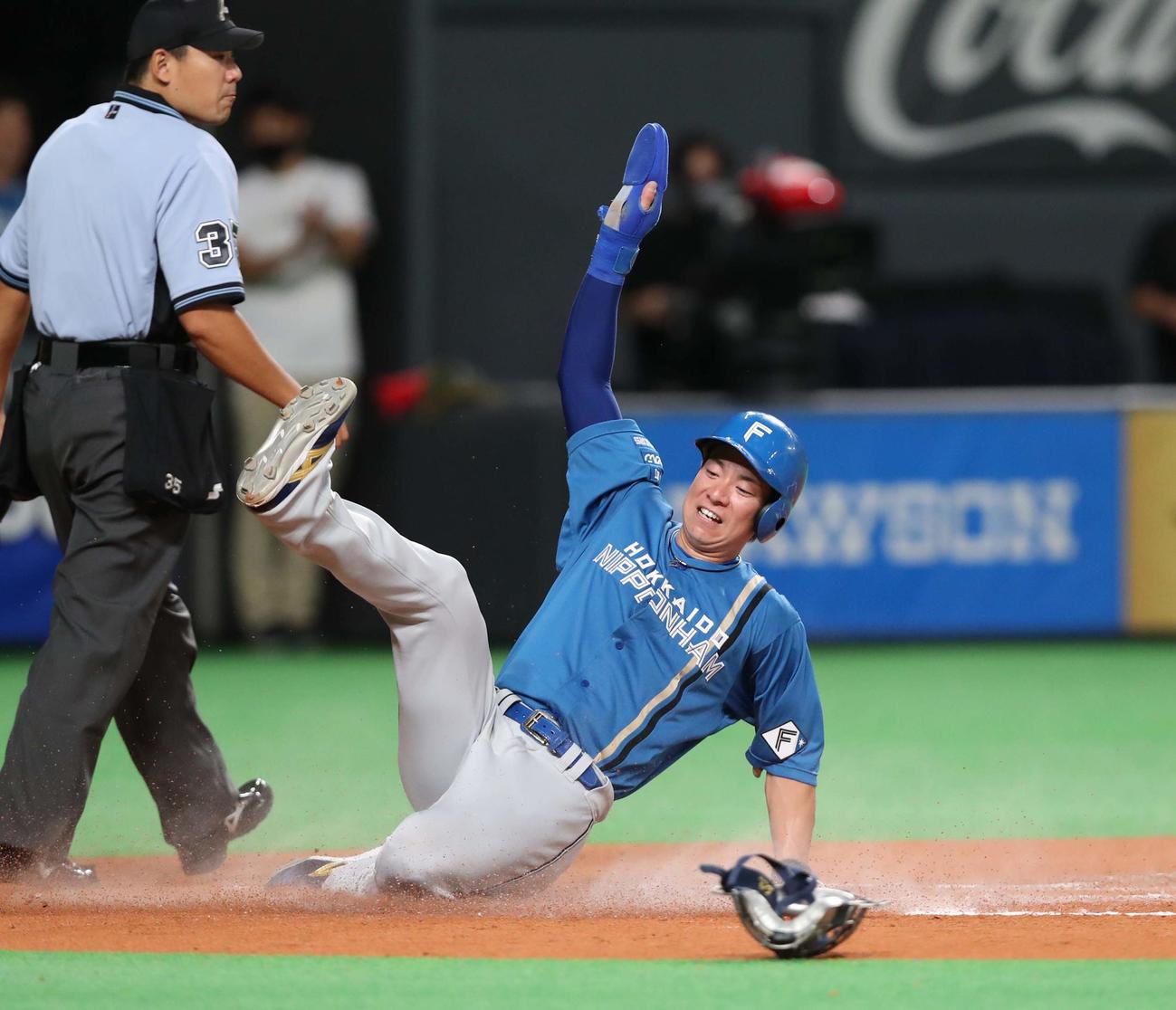 日本ハム対西武　1回裏日本ハム1死二塁、近藤の中前適時打で生還する松本剛　（撮影・黒川智章）