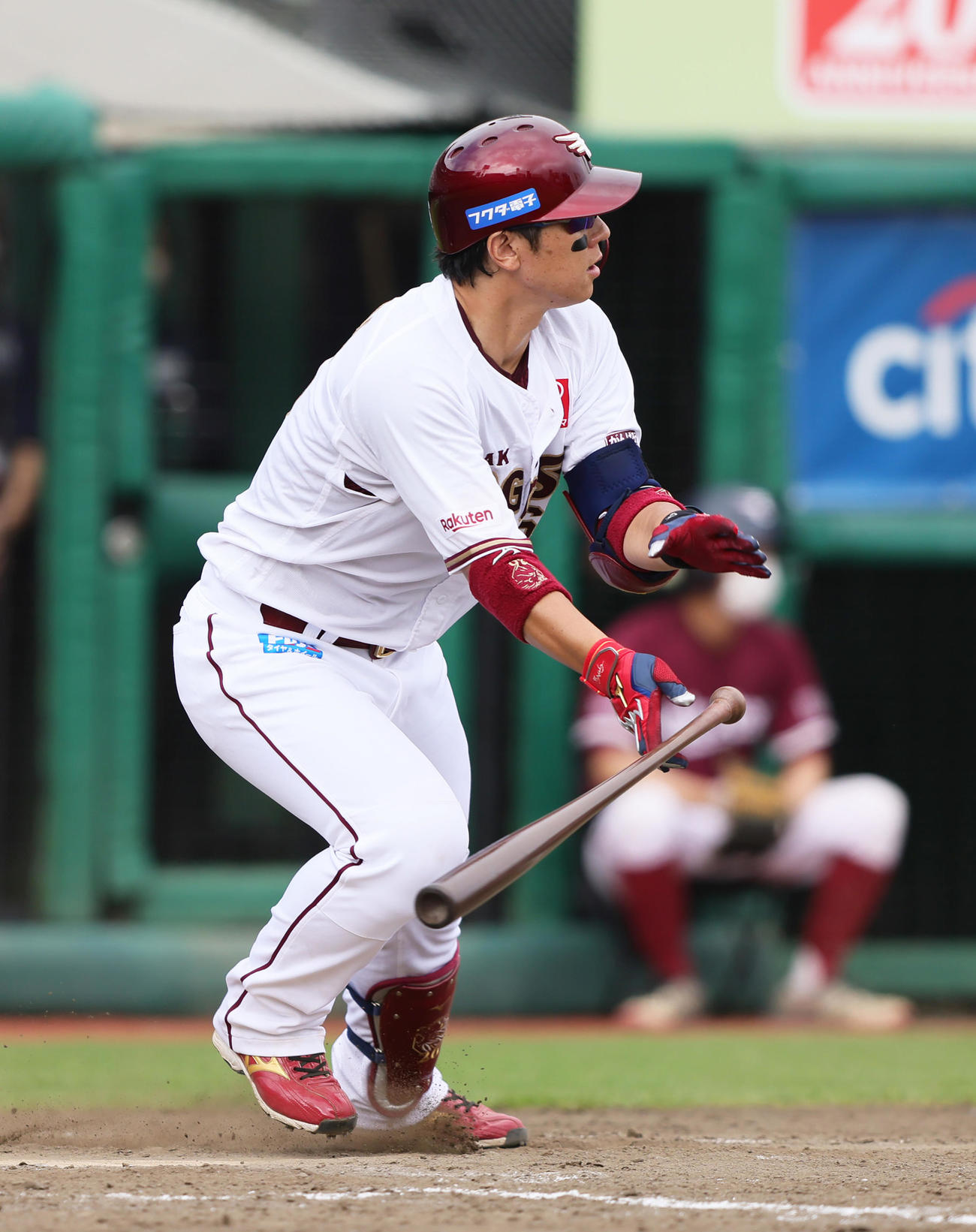 楽天対オリックス　5回裏楽天2死一、二塁、左前打を放つ炭谷（撮影・足立雅史）