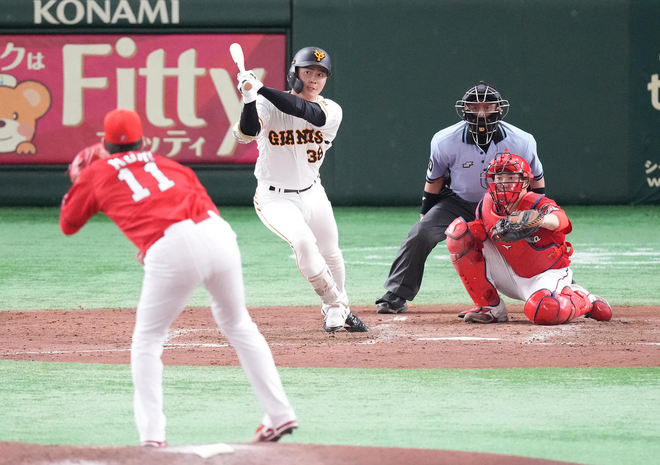 巨人対広島　4回裏巨人1死、右前にプロ初安打を放つ代打岡田。投手九里（撮影・鈴木みどり）