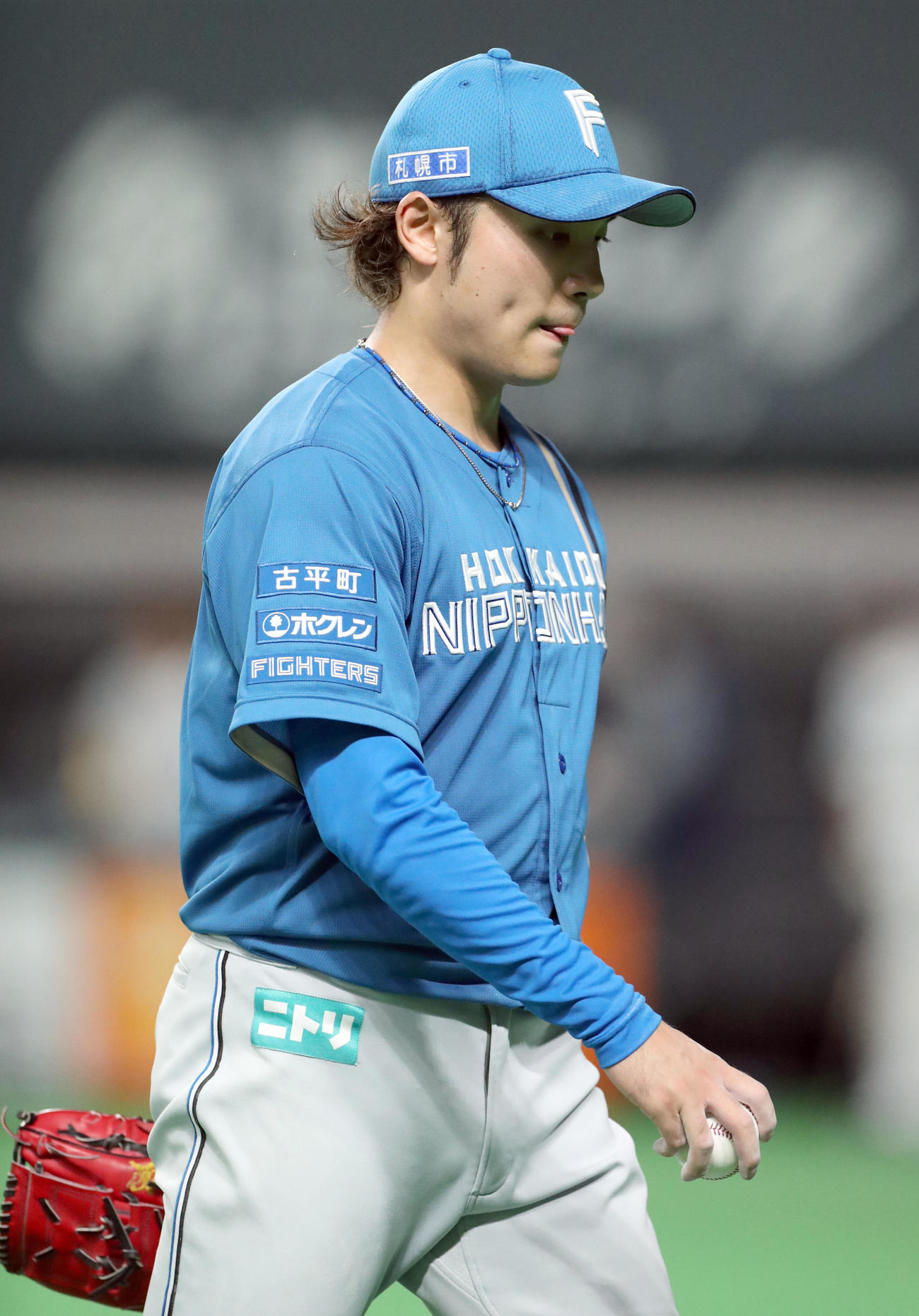 日本ハム対西武　6回表途中で降板する伊藤（撮影・佐藤翔太）