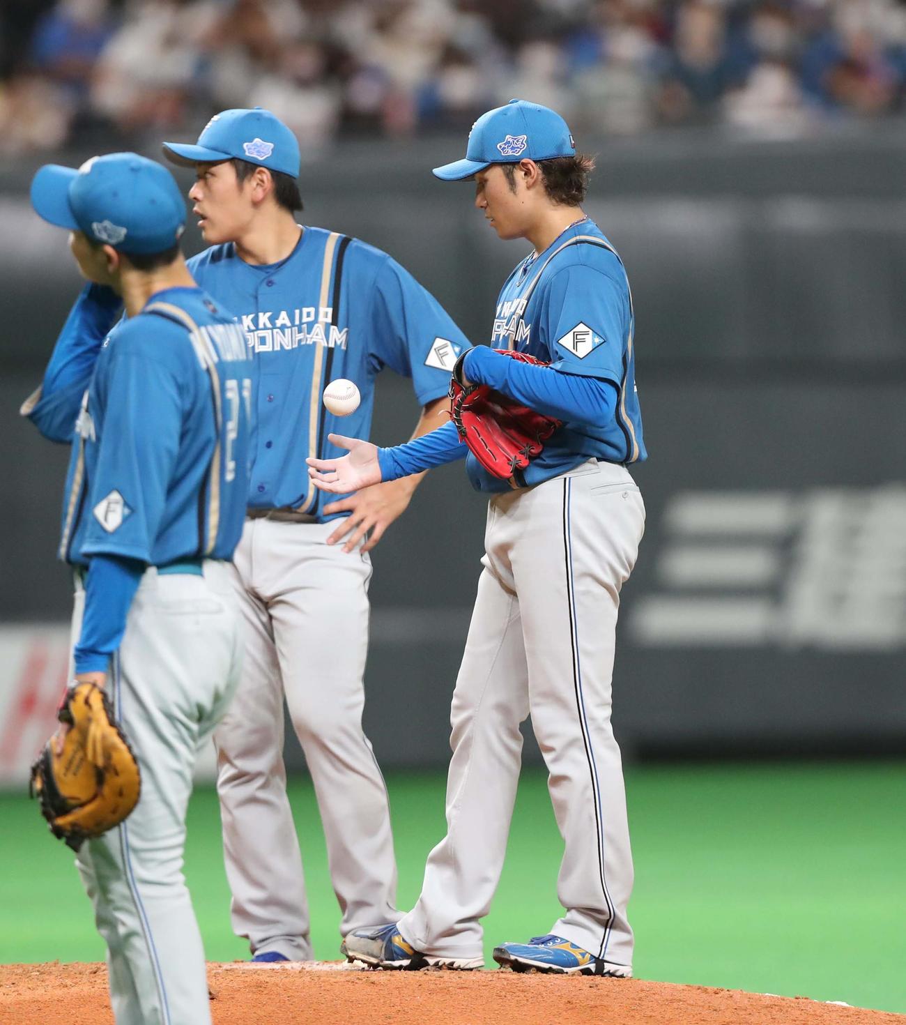 日本ハム対西武　6回表、途中降板する伊藤（右）（撮影・黒川智章）