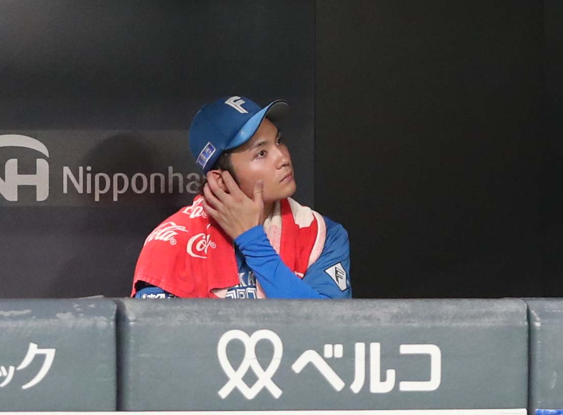 日本ハム対西武　6回表、途中降板しベンチで渋い表情の伊藤（撮影・黒川智章）