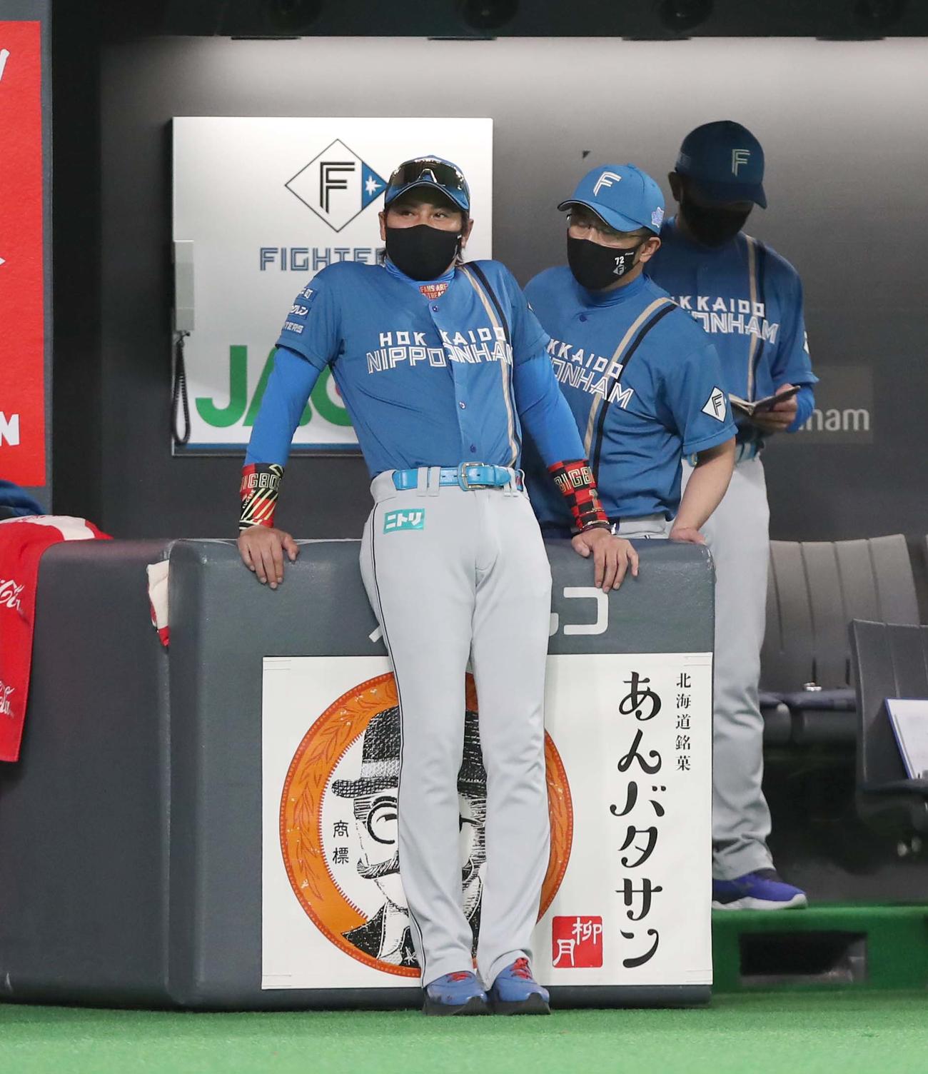日本ハム対西武　6回表、ベンチの寄り掛かる新庄監督（撮影・黒川智章）