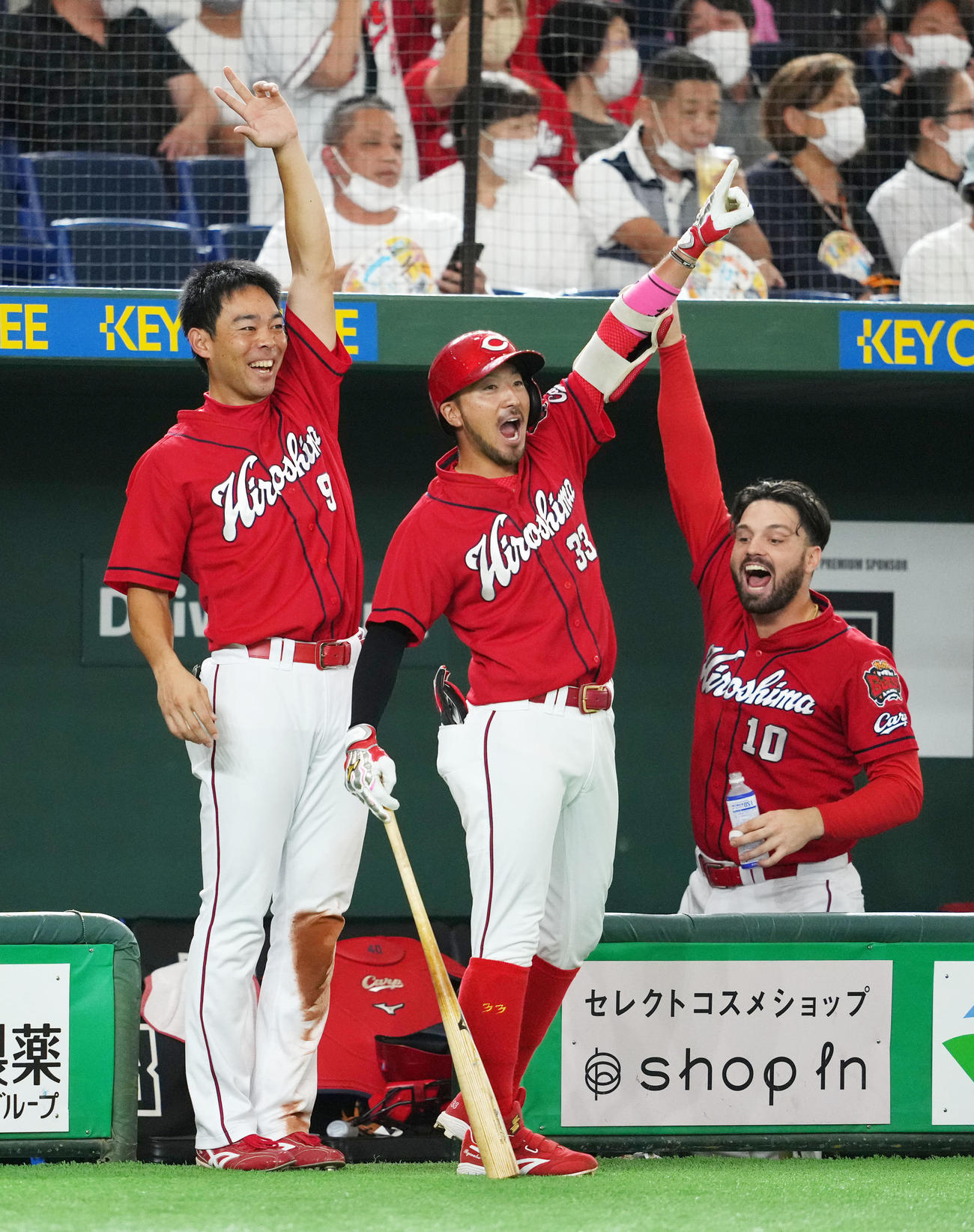 巨人対広島　4回表広島1死満塁、堂林が左越え満塁本塁打を放ち歓喜する、左から秋山、菊池、マクブルーム（撮影・横山健太）