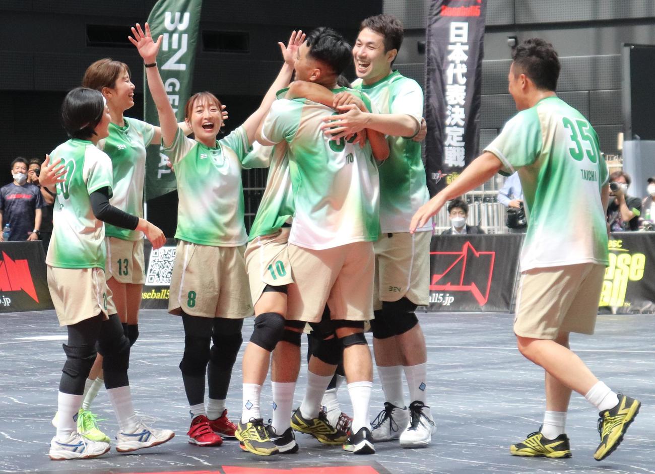 5STARsとの決勝に勝ち、喜ぶ稲村亜美（左から2人目）ら東京ヴェルディ・バンバータの選手たち（撮影・古川真弥）