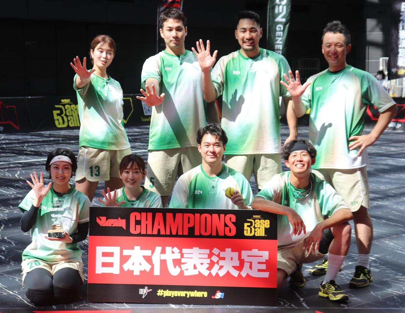 5STARsとの決勝に勝ち、日本代表に選ばれた東京ヴェルディ・バンバータの選手たち。後列左が稲村亜美（撮影・古川真弥）