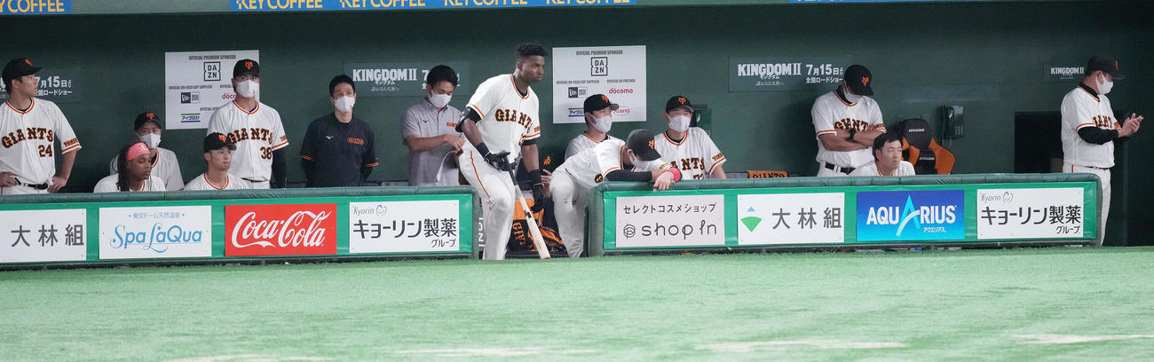 巨人対広島　5連敗を喫し、ぼうぜんとする巨人ベンチ。右は原監督（撮影・鈴木みどり）