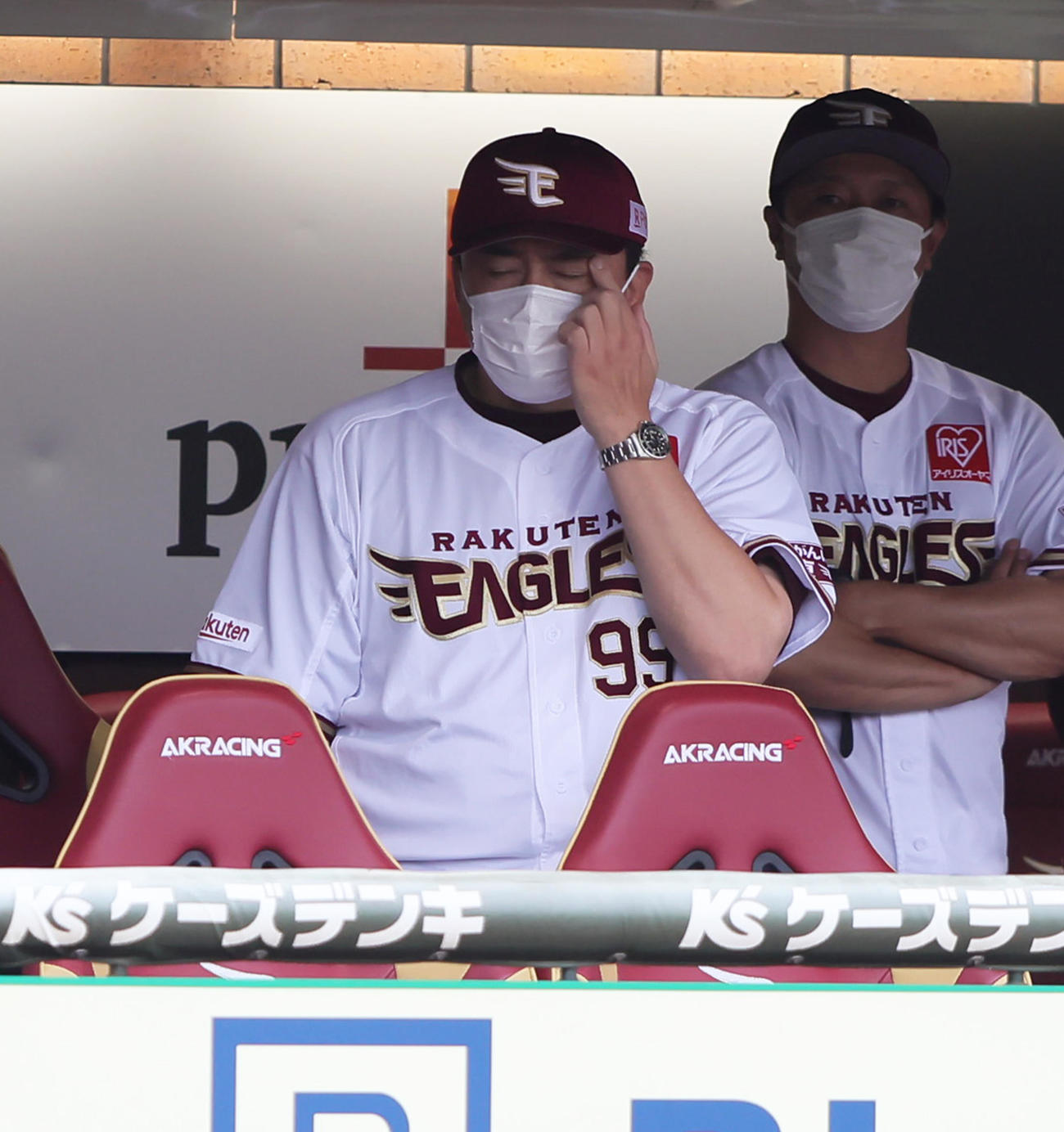 楽天対オリックス　ベンチで渋い顔を見せる楽天石井GM兼監督（左）（撮影・足立雅史）