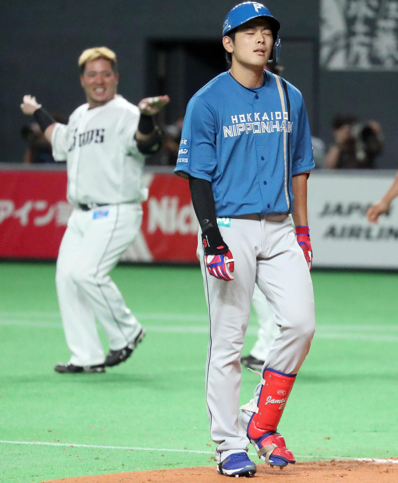 日本ハム対西武　9回裏日本ハム2死満塁、野村は右飛に終わり悔しそうな表情でベンチに戻る。左後方は笑顔でおどける山川（撮影・佐藤翔太）