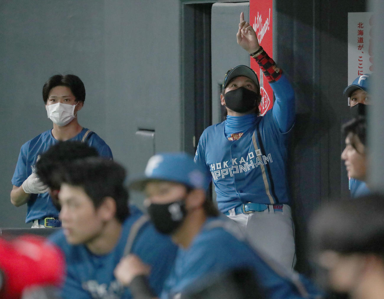 日本ハム対西武　6回裏日本ハム無死、今川のホームラン性の打球のリプレー検証の判定を待つ新庄監督（右後方）（撮影・佐藤翔太）