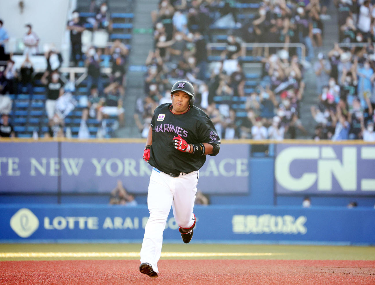 ロッテ対ソフトバンク　2回裏ロッテ1死、井上は中越えソロ本塁打を放ち、喜ぶロッテファンを背に三塁に向かう（撮影・浅見桂子）