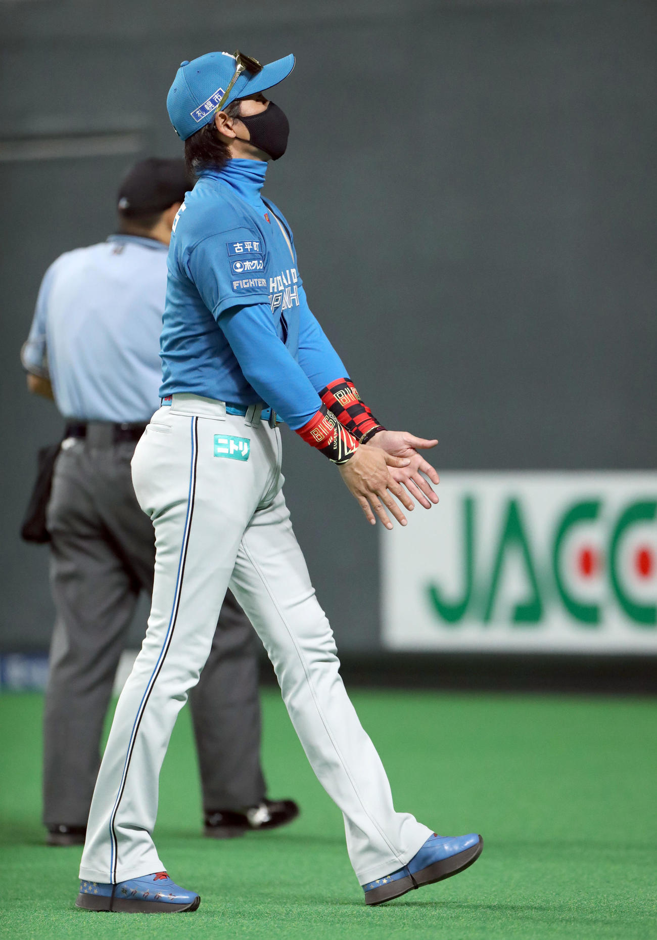 日本ハム対西武　選手交代を告げベンチに戻る新庄監督（撮影・佐藤翔太）