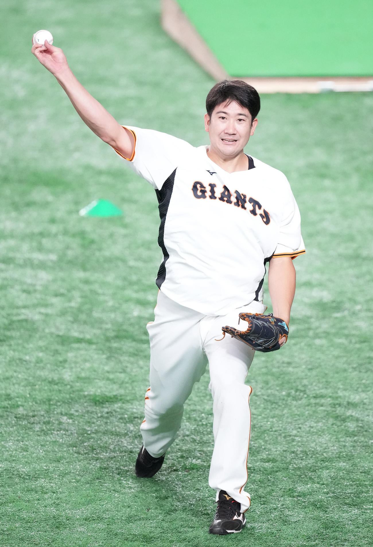 巨人対広島　試合前練習でキャッチボールする巨人菅野（撮影・鈴木みどり）