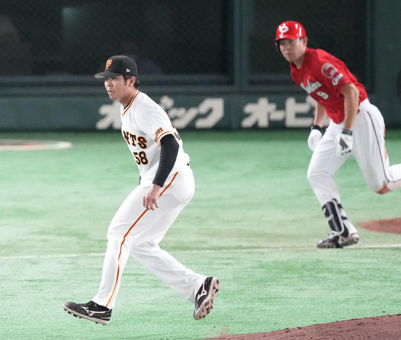 巨人対広島　9回表広島無死一、三塁、秋山に右前適時打を浴びる山本（撮影・鈴木みどり）