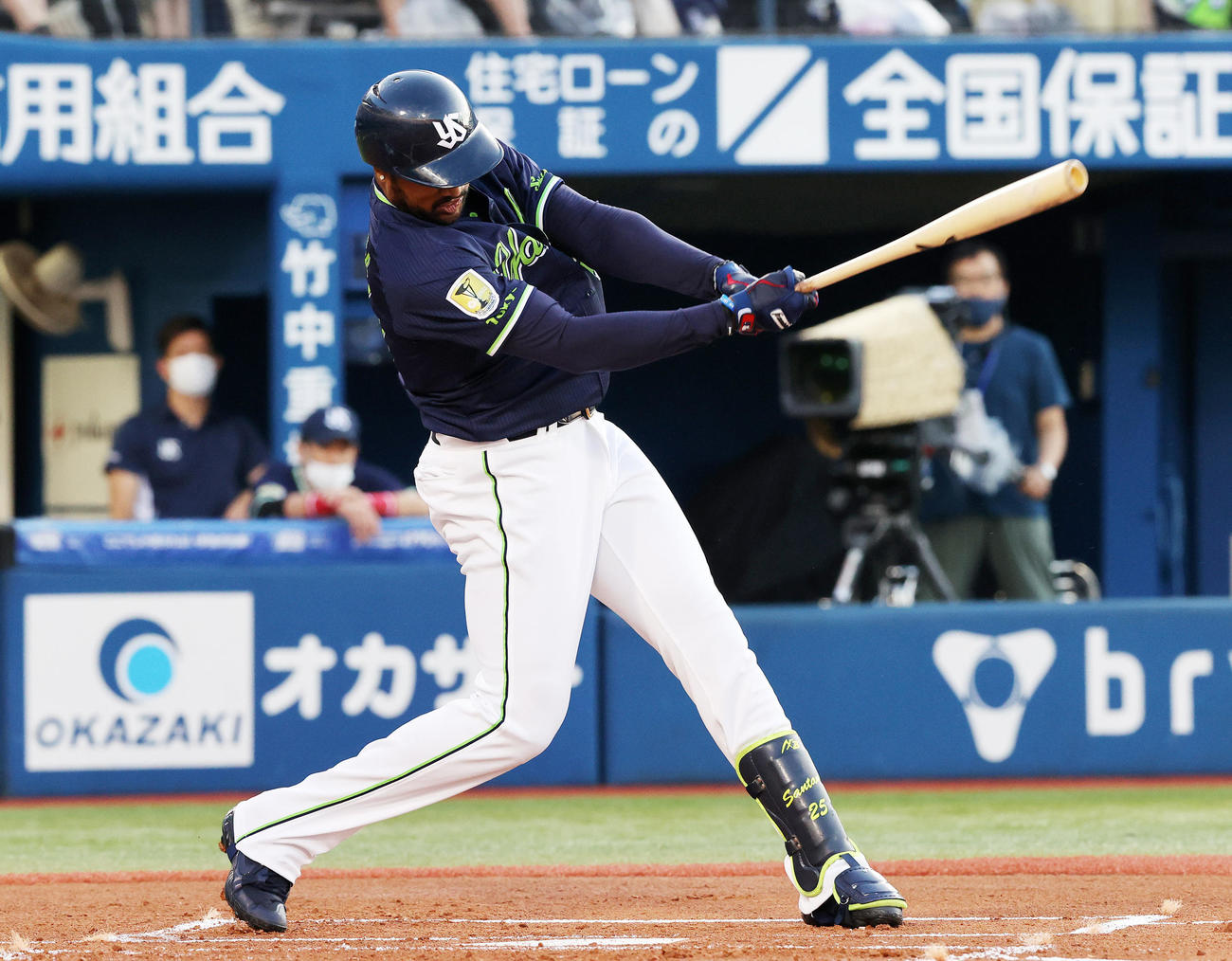 1回表ヤクルト2死二塁、サンタナは遊内野安打を放つ（撮影・鈴木正人）