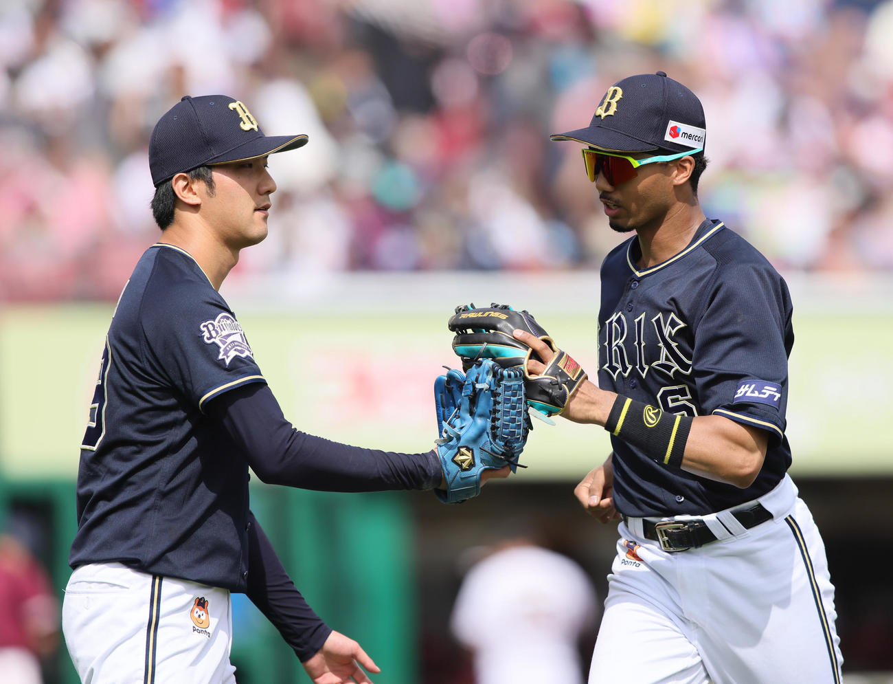 楽天対オリックス　4回裏楽天2死一、二塁、銀次の邪飛を好捕した三塁手宗（右）をタッチで迎える田嶋（撮影・足立雅史）