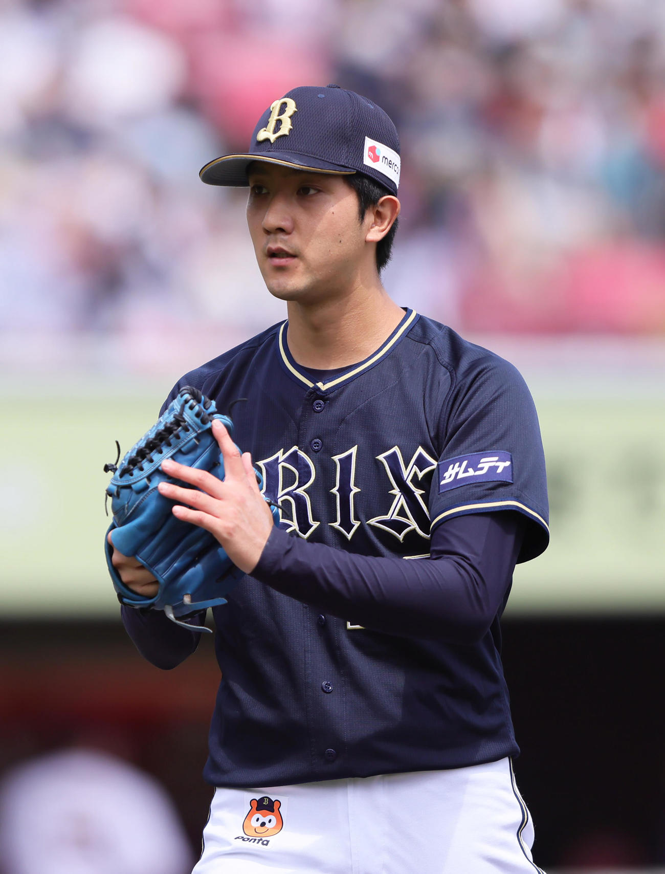 楽天対オリックス　初回を無失点で終え、グラブをたたくオリックス田嶋（撮影・足立雅史）