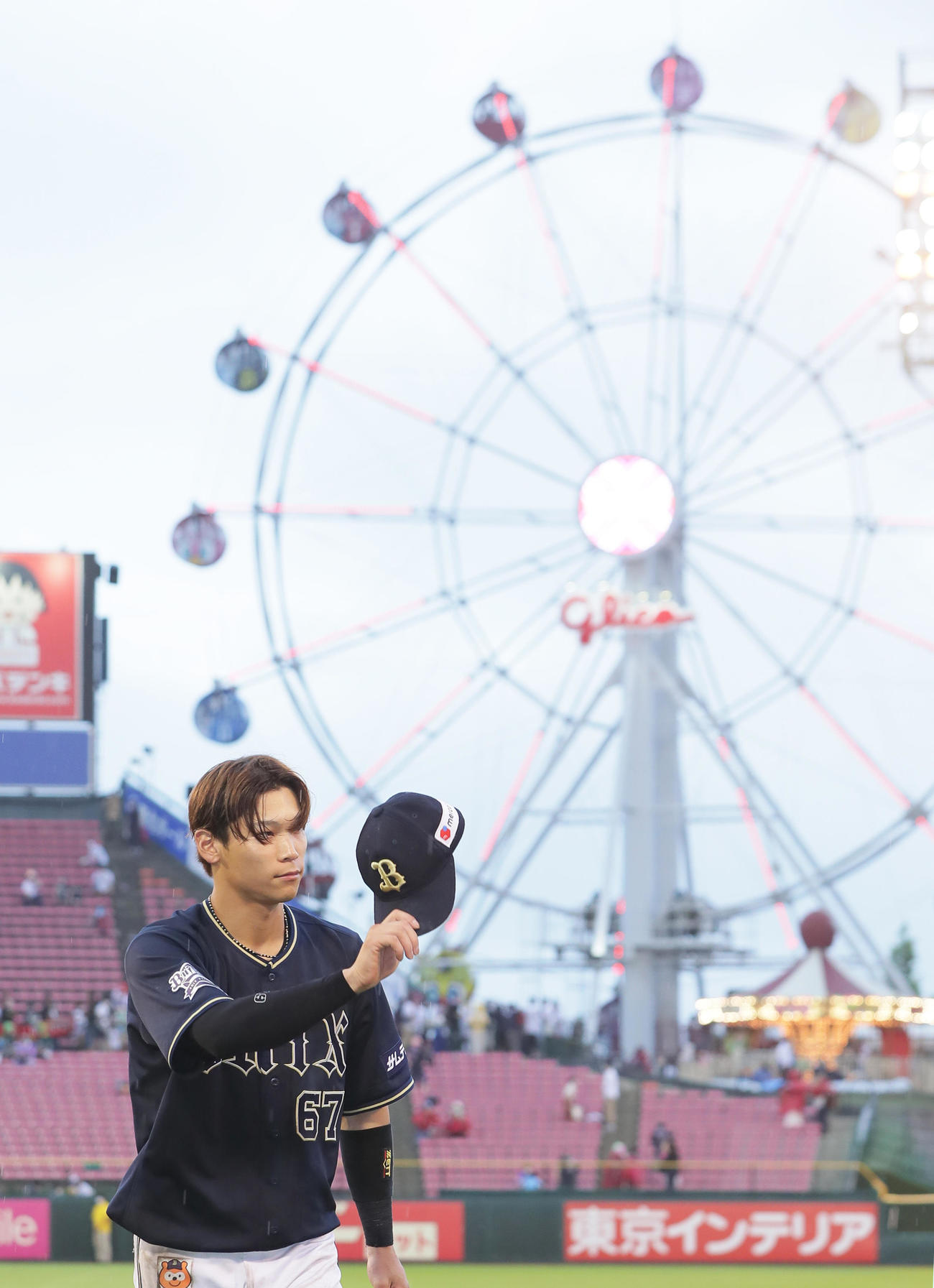 楽天対オリックス　2安打3打点の活躍のオリックス中川圭はスタンドの声援に帽子を取って応える（撮影・足立雅史）
