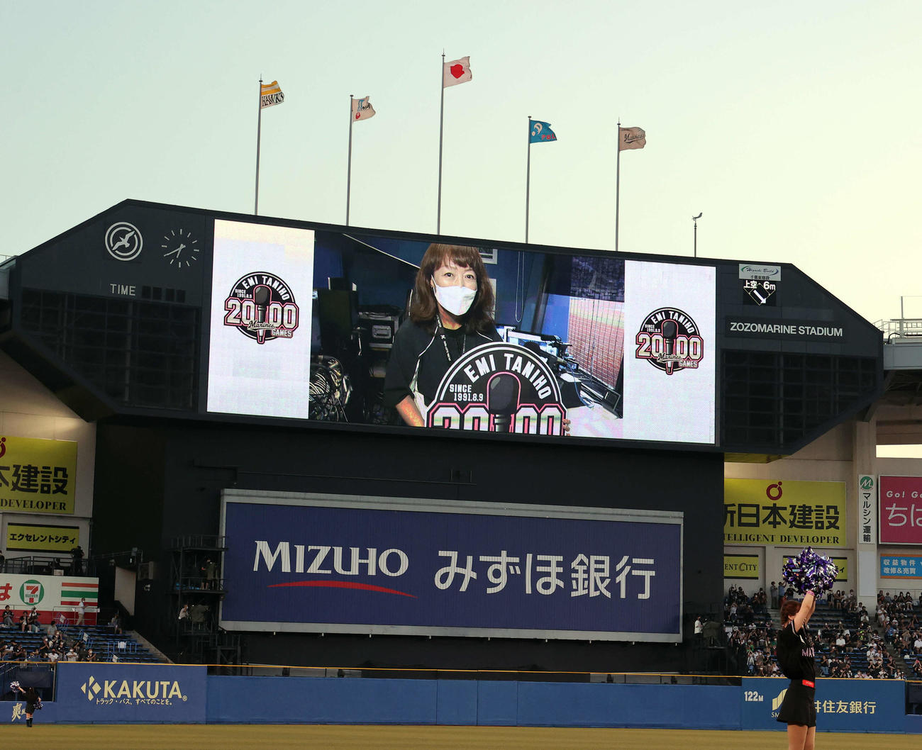 ロッテ対ソフトバンク　5回裏終了後、通算2000試合目の場内アナウンス達成のロッテ球団職員の谷保恵美さんは記念ボードを受け取り、ビジョンに映し出された（撮影・浅見桂子）