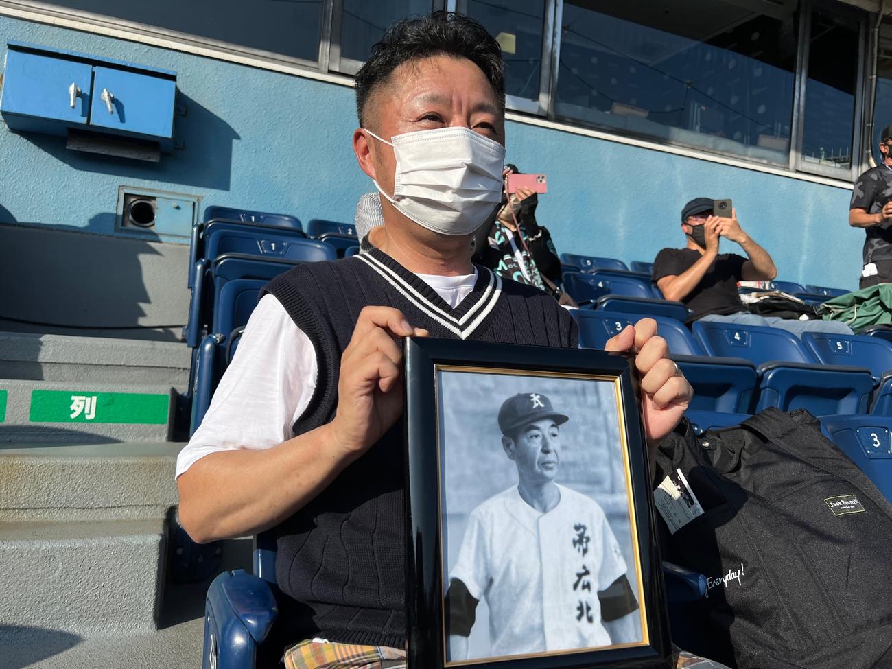場内アナウンス通算2000試合を達成したロッテ谷保恵美さんの弟、寿彦さん。遺影は亡き父・直政さん
