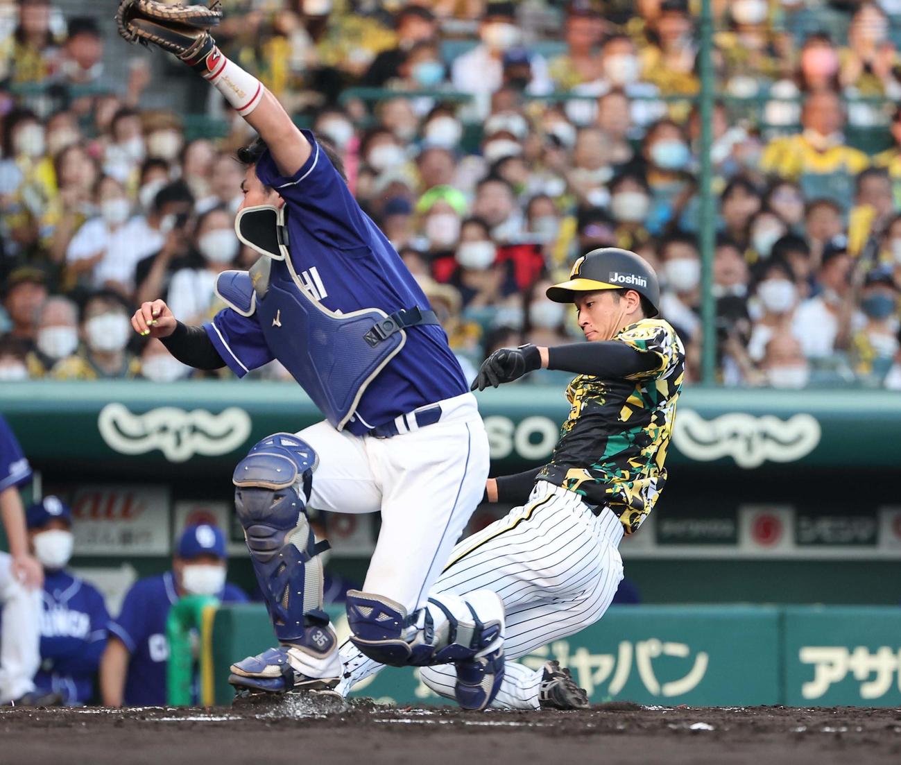 阪神対中日　1回裏阪神1死一、三塁、近本はダブルスチールの成功で生還する（撮影・上田博志）