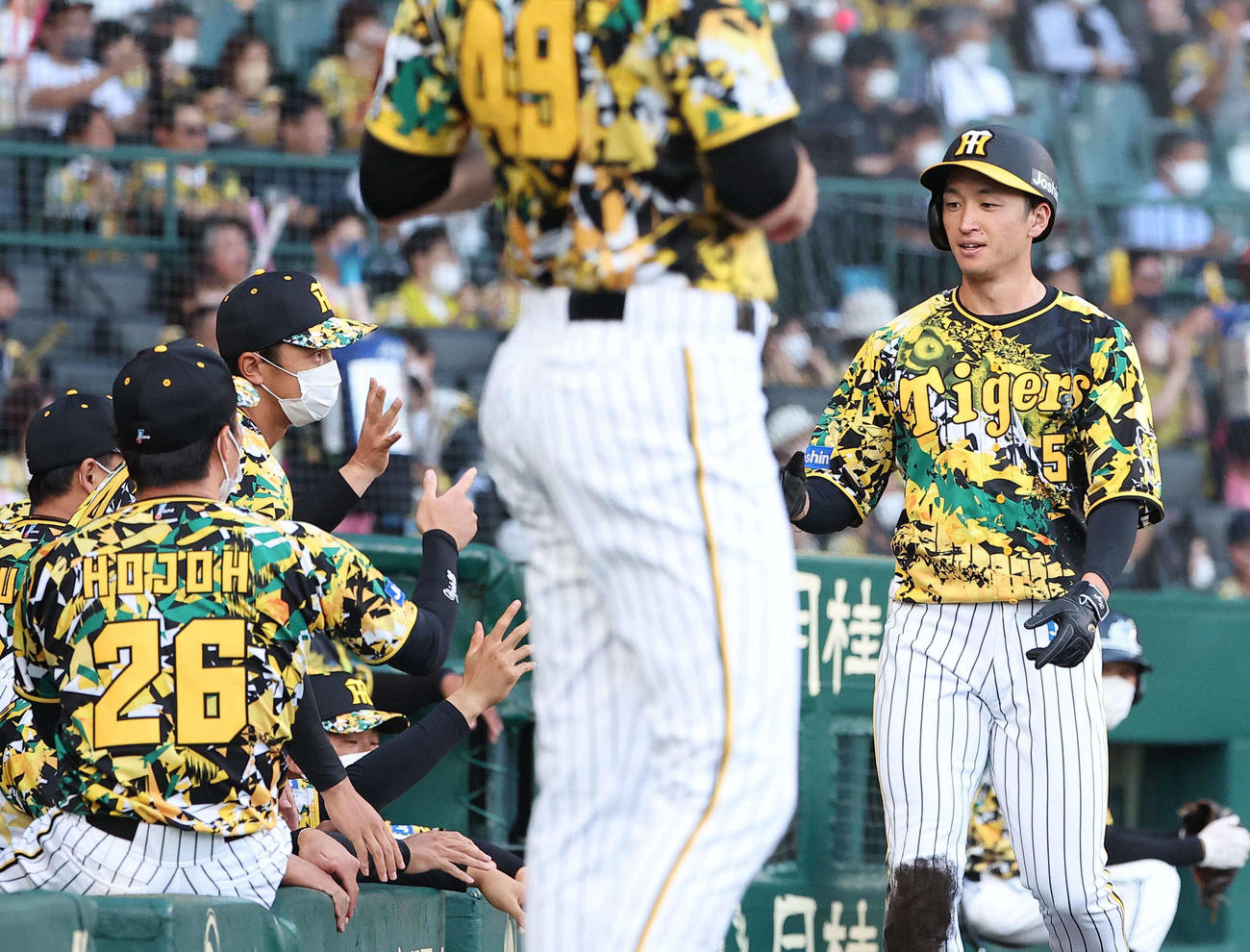 阪神対中日　1回裏阪神1死一、三塁、ダブルスチールの成功で生還した近本はナインとハイタッチする（撮影・上田博志）